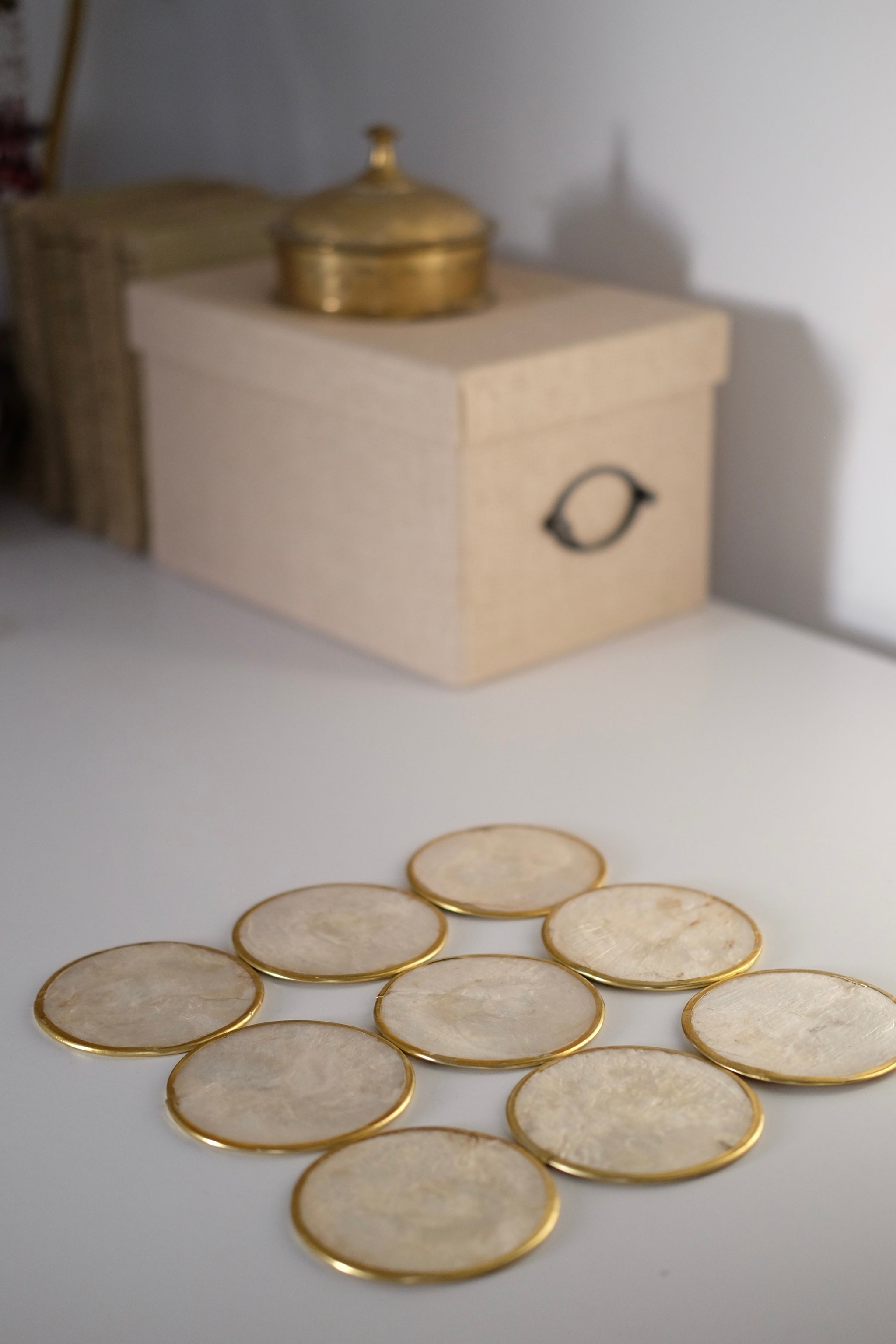 סט 10 תחתיות לכוסות בעיטור פס פליז זהב עבודת יד מצרפת, סט תחתיות וינט׳ נדיר, נראה כמו צדפות, פשוט תכשיט על שולח אירוח ומושלם להגשת תה, קפה, תחתיות בעיצוב יוקרתי ואלגנטי בעיטור פס זהב לאירוח חגיגי ומרשים,פריטי וינטאג למטבח,כלי בית וינטג׳,עיצוב בית יוקרתי,חנות עיצוב לבית,כלי בית מיוחדים ומעוצבים,אקססוריז יפים ומיוחדים לבית,עיצוב לבית מושלם עם סטייל,מוצרי הום סטיילינג וינטג׳,מבחר מוצרי וינטג׳ לבית,מושלמת לעיצוב בית ופריט נוי דקורטיבי מהמם,,אקססוריז לבית יוקרתי,דברים יפים לבית,פריטי וינטאג למטבח,כלי בית וינטג׳,