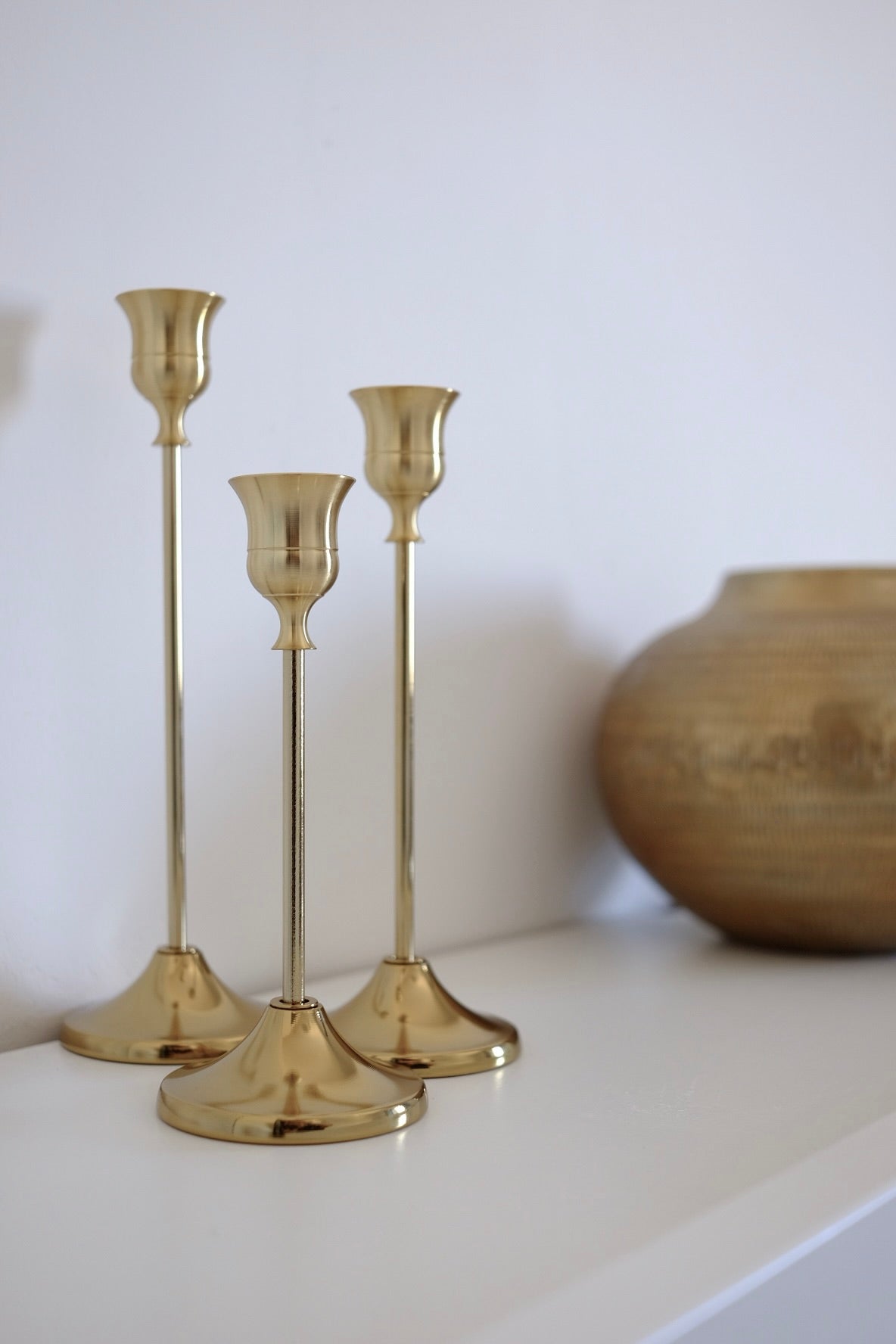 פמוט מתכת זהב, סט 3 פמוטי פליז זהב לנרות ארוכים בעיצוב וינטג׳ יוקרתי. סט שלישייה פמוטי פליז וינטגי מעוצבים בצורת רגל דקה במראה אלגנטי ייחודי, מתאים לנר גבוה. הפמוטים מגיעים בשלושה גבהים שונים, היוצרים משחק פרופורציות מרשים ומוסיפים נוכחות דקורטיבית לשולחן החג, לאירועים מיוחדים או לעיצוב הבית. הבטיחו לשולחן האוכל שלכם להיראות מרהיב ומיוחד. סט מחזיקי פמוטים מדורגים מתאים מושלם לארוחת ערב רומנתית ויכול לשמש בבית כפריט נוי דקורטיבי מהמם. לאנשים שלא מתפשרים על סטייל, כלי הגשה אספנות,כלי מטבח וינטגי,כלי בית וינטא