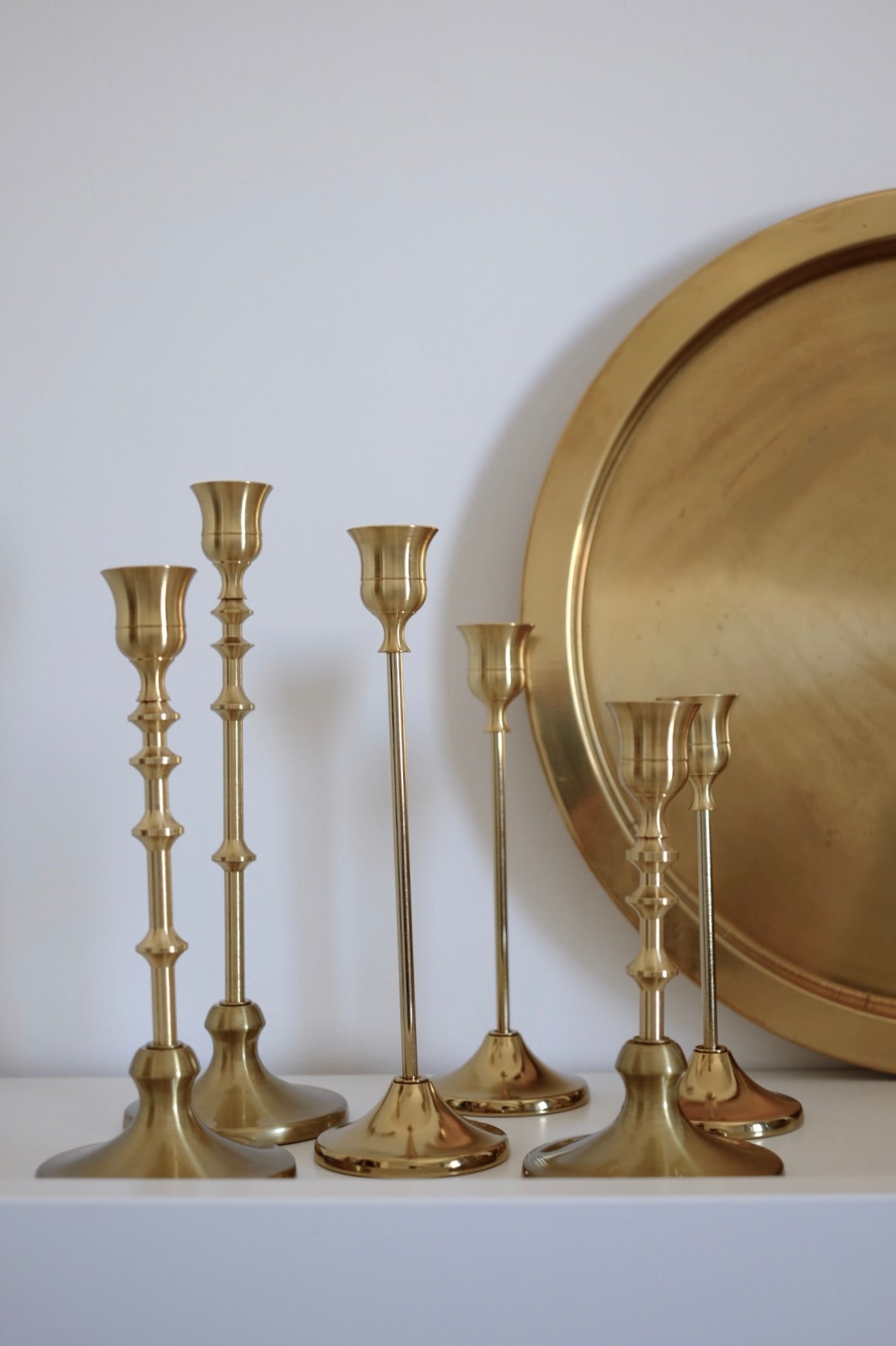 פמוט מתכת זהב, סט 3 פמוטי פליז זהב לנרות ארוכים בעיצוב וינטג׳ יוקרתי. סט שלישייה פמוטי פליז וינטגי מעוצבים בצורת רגל דקה במראה אלגנטי ייחודי, מתאים לנר גבוה. הפמוטים מגיעים בשלושה גבהים שונים, היוצרים משחק פרופורציות מרשים ומוסיפים נוכחות דקורטיבית לשולחן החג, לאירועים מיוחדים או לעיצוב הבית. הבטיחו לשולחן האוכל שלכם להיראות מרהיב ומיוחד. סט מחזיקי פמוטים מדורגים מתאים מושלם לארוחת ערב רומנתית ויכול לשמש בבית כפריט נוי דקורטיבי מהמם. לאנשים שלא מתפשרים על סטייל, כלי הגשה אספנות,כלי מטבח וינטגי,כלי בית וינטא