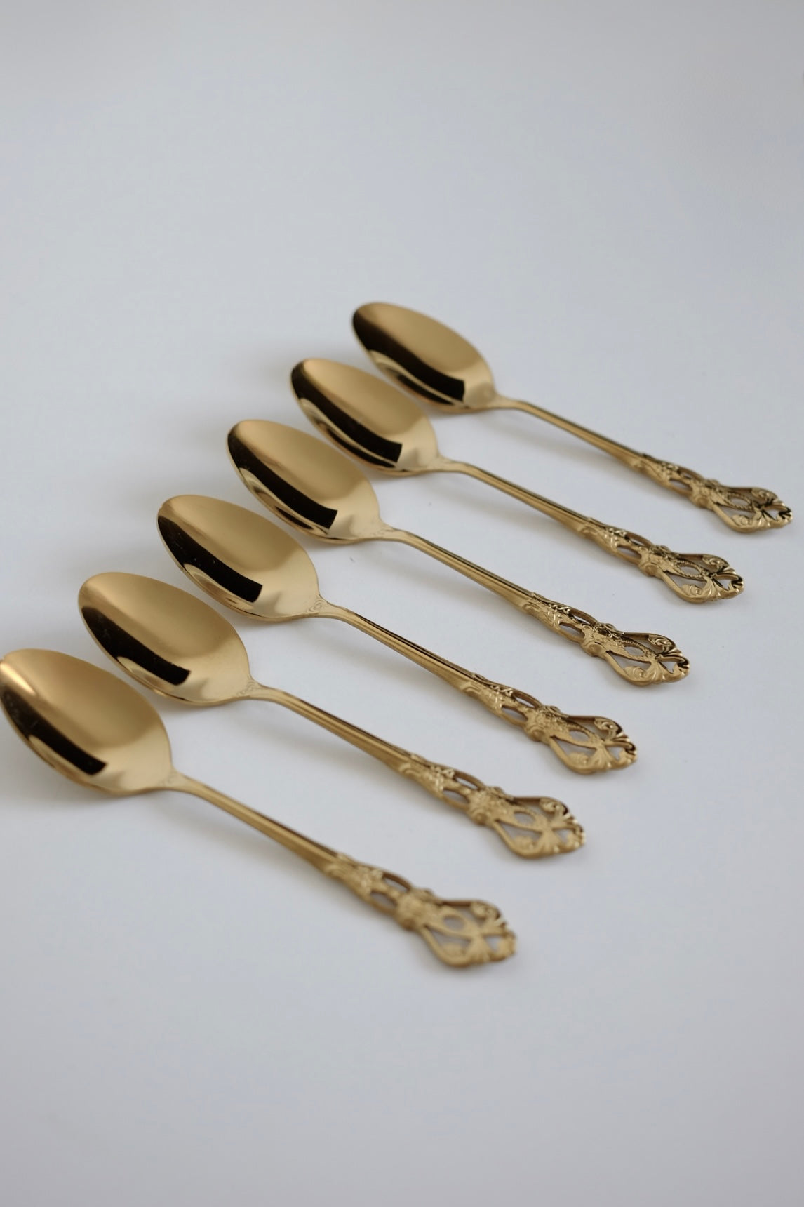 כפיות קפה וינטג׳ מיוחדות מתוך חלקי סט סכו"ם אלגנטי ויוקרתי ישן עשוי מתכת מצופה זהב. פריט נדיר לאוהבי קפה בסטייל ופרטי מטבח מיוחדים שמשדרת מראה של כל ארוחה. מושלות להגשת קינוח וארוחות חג. מוסיף תזכורת מתקופה הויקטוריאני ומביאות נגיעה של אלגנטיות ונוסטלגיה לעיצוב השולחן. כפיות עשויות נרוסטה מצופה זהב, משדרות קסם ותחכום של העולם הישן שמשתלבות עם פריטים מודרניים באופן נהדר. סט כפיות קפה וקינוח וינטג׳ חלקי סכום עתיק מתכת ציפוי כסף - 6 כפיות קטנות . פרטי מטבח מיוחדים, כלי בית וינטאג׳,פרטי נוי מיוחדים,אקססוריז לעי