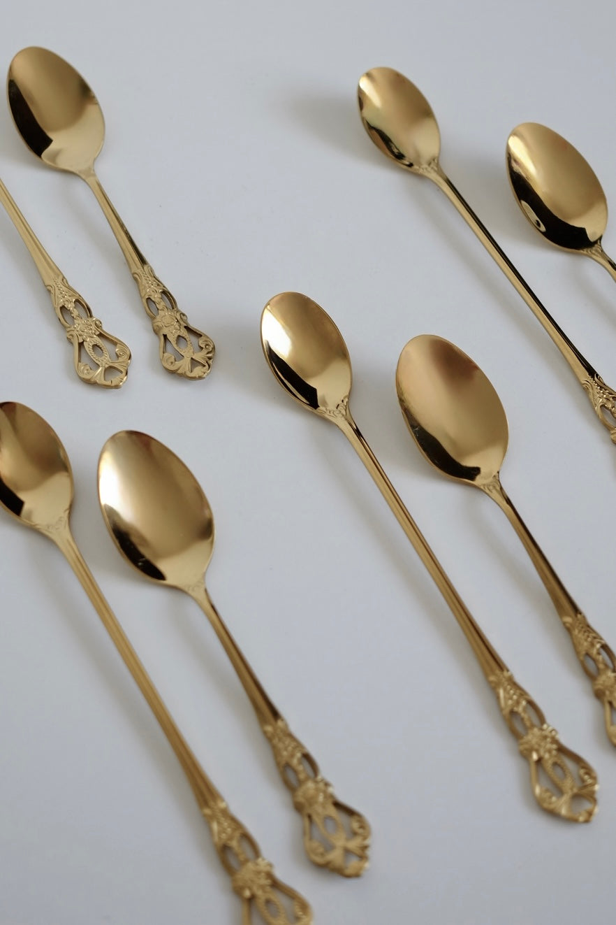 כפיות קפה וינטג׳ מיוחדות מתוך חלקי סט סכו"ם אלגנטי ויוקרתי ישן עשוי מתכת מצופה זהב. פריט נדיר לאוהבי קפה בסטייל ופרטי מטבח מיוחדים שמשדרת מראה של כל ארוחה. מושלות להגשת קינוח וארוחות חג. מוסיף תזכורת מתקופה הויקטוריאני ומביאות נגיעה של אלגנטיות ונוסטלגיה לעיצוב השולחן. כפיות עשויות נרוסטה מצופה זהב, משדרות קסם ותחכום של העולם הישן שמשתלבות עם פריטים מודרניים באופן נהדר. סט כפיות קפה וקינוח וינטג׳ חלקי סכום עתיק מתכת ציפוי כסף - 6 כפיות קטנות . פרטי מטבח מיוחדים, כלי בית וינטאג׳,פרטי נוי מיוחדים,אקססוריז לעי