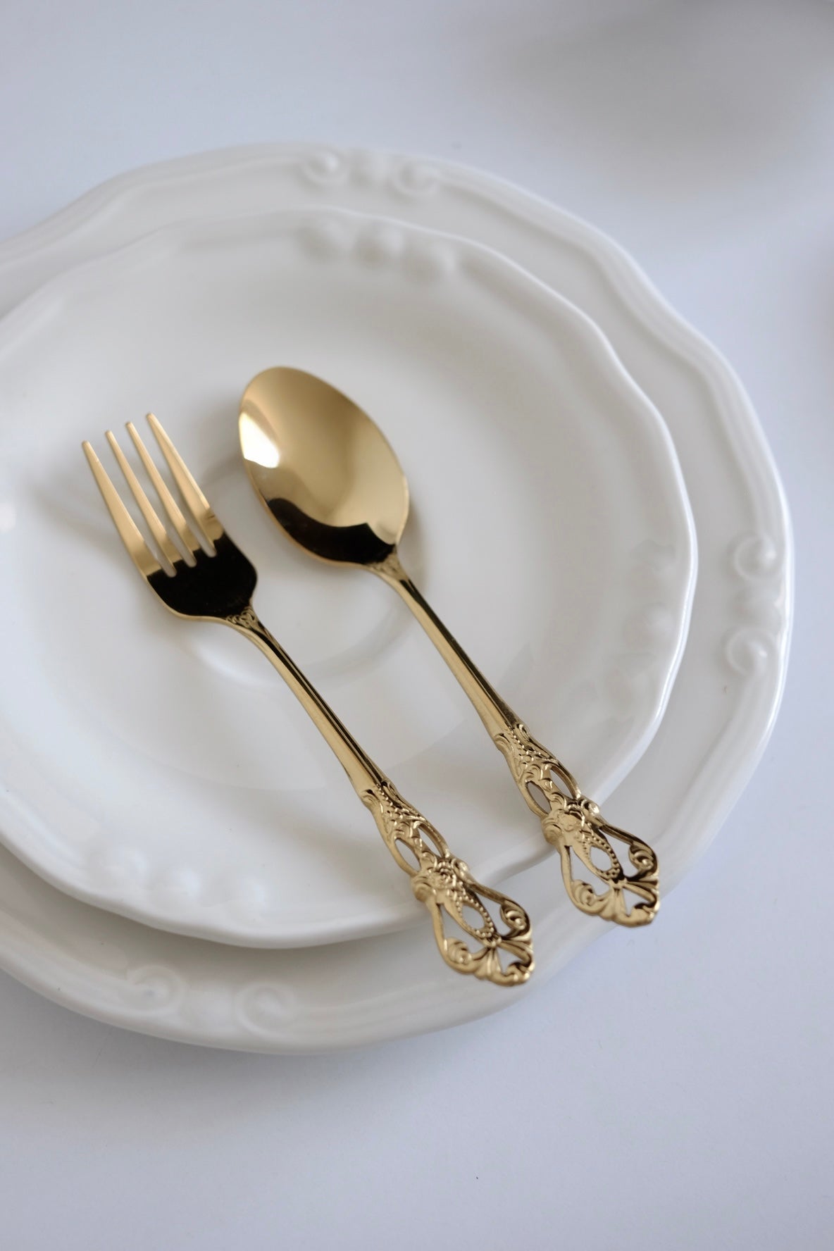 כפיות קפה וינטג׳ מיוחדות מתוך חלקי סט סכו"ם אלגנטי ויוקרתי ישן עשוי מתכת מצופה זהב. פריט נדיר לאוהבי קפה בסטייל ופרטי מטבח מיוחדים שמשדרת מראה של כל ארוחה. מושלות להגשת קינוח וארוחות חג. מוסיף תזכורת מתקופה הויקטוריאני ומביאות נגיעה של אלגנטיות ונוסטלגיה לעיצוב השולחן. כפיות עשויות נרוסטה מצופה זהב, משדרות קסם ותחכום של העולם הישן שמשתלבות עם פריטים מודרניים באופן נהדר. סט כפיות קפה וקינוח וינטג׳ חלקי סכום עתיק מתכת ציפוי כסף - 6 כפיות קטנות . פרטי מטבח מיוחדים, כלי בית וינטאג׳,פרטי נוי מיוחדים,אקססוריז לעי