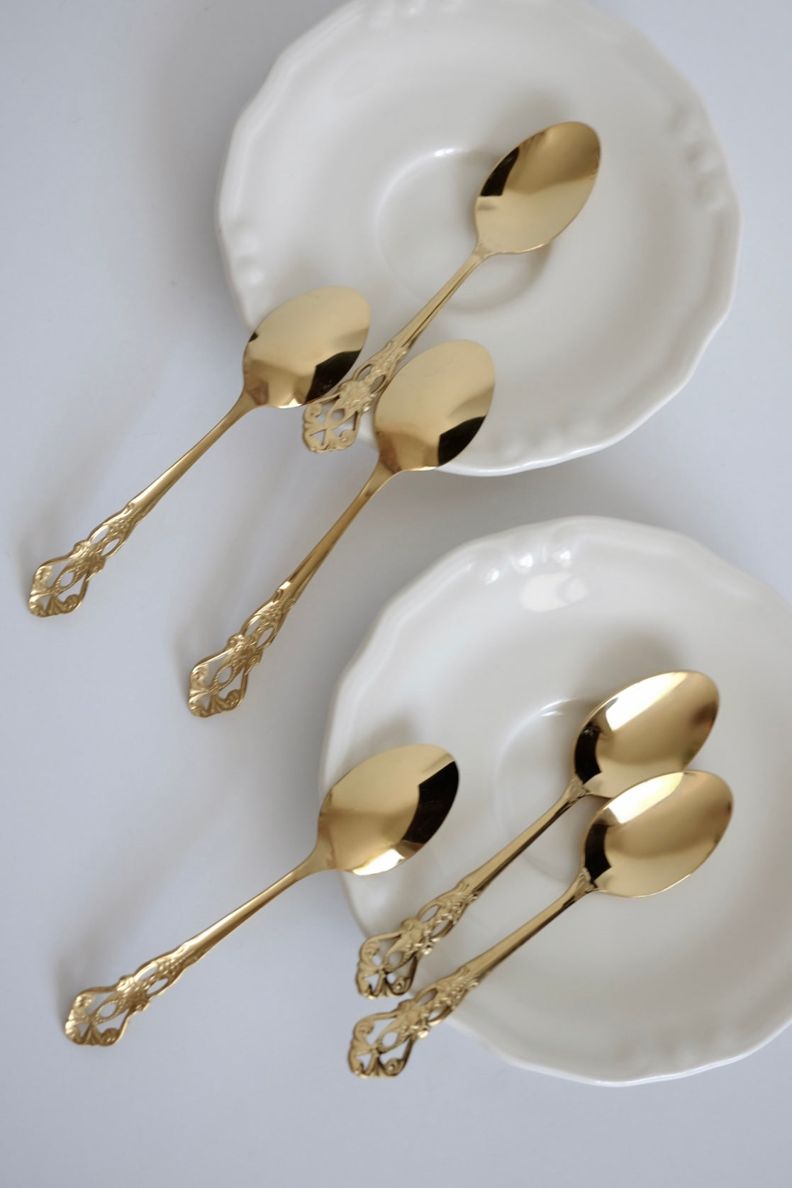 כפיות קפה וינטג׳ מיוחדות מתוך חלקי סט סכו"ם אלגנטי ויוקרתי ישן עשוי מתכת מצופה זהב. פריט נדיר לאוהבי קפה בסטייל ופרטי מטבח מיוחדים שמשדרת מראה של כל ארוחה. מושלות להגשת קינוח וארוחות חג. מוסיף תזכורת מתקופה הויקטוריאני ומביאות נגיעה של אלגנטיות ונוסטלגיה לעיצוב השולחן. כפיות עשויות נרוסטה מצופה זהב, משדרות קסם ותחכום של העולם הישן שמשתלבות עם פריטים מודרניים באופן נהדר. סט כפיות קפה וקינוח וינטג׳ חלקי סכום עתיק מתכת ציפוי כסף - 6 כפיות קטנות . פרטי מטבח מיוחדים, כלי בית וינטאג׳,פרטי נוי מיוחדים,אקססוריז לעי