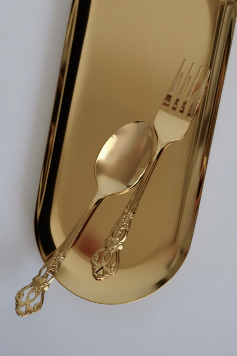 כפיות קפה וינטג׳ מיוחדות מתוך חלקי סט סכו"ם אלגנטי ויוקרתי ישן עשוי מתכת מצופה זהב. פריט נדיר לאוהבי קפה בסטייל ופרטי מטבח מיוחדים שמשדרת מראה של כל ארוחה. מושלות להגשת קינוח וארוחות חג. מוסיף תזכורת מתקופה הויקטוריאני ומביאות נגיעה של אלגנטיות ונוסטלגיה לעיצוב השולחן. כפיות עשויות נרוסטה מצופה זהב, משדרות קסם ותחכום של העולם הישן שמשתלבות עם פריטים מודרניים באופן נהדר. סט כפיות קפה וקינוח וינטג׳ חלקי סכום עתיק מתכת ציפוי כסף - 6 כפיות קטנות . פרטי מטבח מיוחדים, כלי בית וינטאג׳,פרטי נוי מיוחדים,אקססוריז לעי