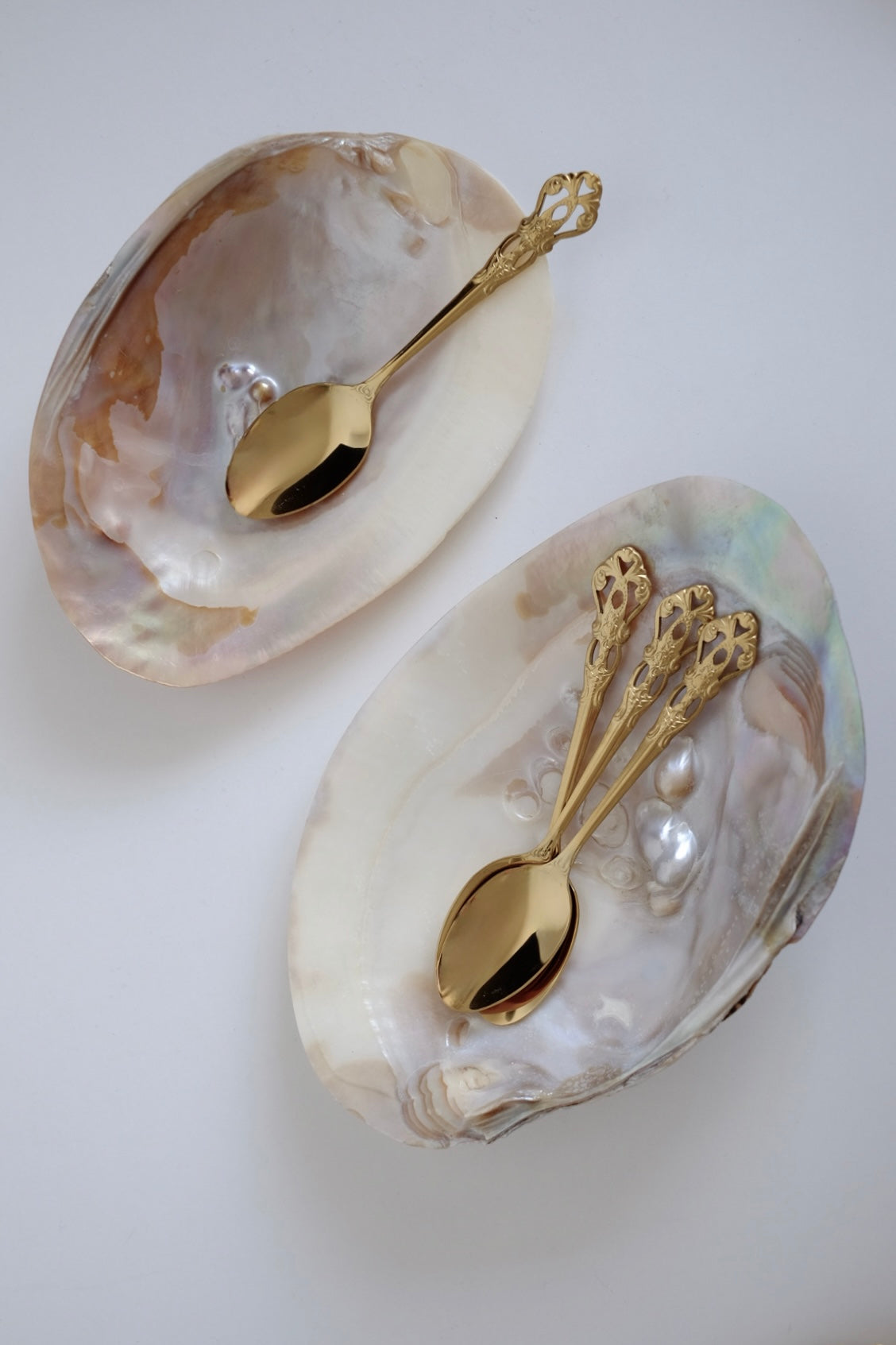 כפיות קפה וינטג׳ מיוחדות מתוך חלקי סט סכו"ם אלגנטי ויוקרתי ישן עשוי מתכת מצופה זהב. פריט נדיר לאוהבי קפה בסטייל ופרטי מטבח מיוחדים שמשדרת מראה של כל ארוחה. מושלות להגשת קינוח וארוחות חג. מוסיף תזכורת מתקופה הויקטוריאני ומביאות נגיעה של אלגנטיות ונוסטלגיה לעיצוב השולחן. כפיות עשויות נרוסטה מצופה זהב, משדרות קסם ותחכום של העולם הישן שמשתלבות עם פריטים מודרניים באופן נהדר. סט כפיות קפה וקינוח וינטג׳ חלקי סכום עתיק מתכת ציפוי כסף - 6 כפיות קטנות . פרטי מטבח מיוחדים, כלי בית וינטאג׳,פרטי נוי מיוחדים,אקססוריז לעי