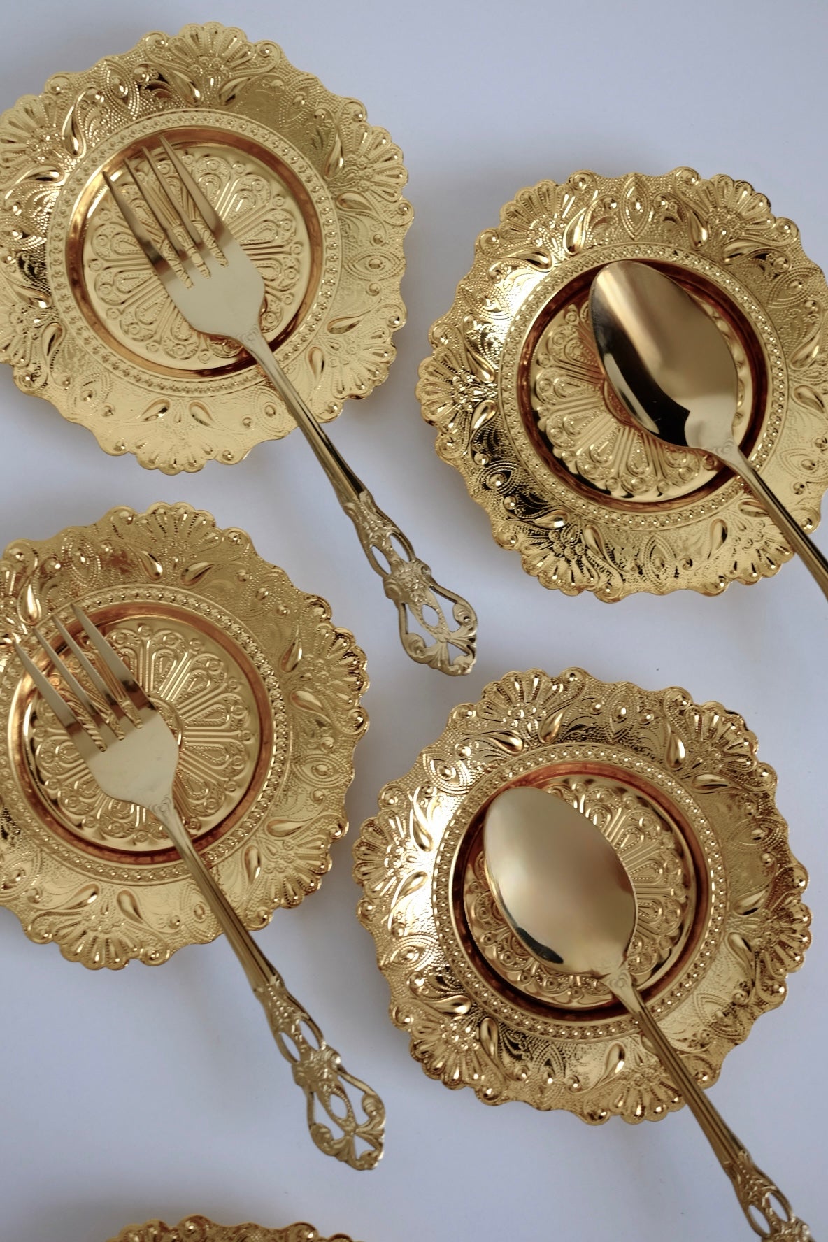 כפיות קפה וינטג׳ מיוחדות מתוך חלקי סט סכו"ם אלגנטי ויוקרתי ישן עשוי מתכת מצופה זהב. פריט נדיר לאוהבי קפה בסטייל ופרטי מטבח מיוחדים שמשדרת מראה של כל ארוחה. מושלות להגשת קינוח וארוחות חג. מוסיף תזכורת מתקופה הויקטוריאני ומביאות נגיעה של אלגנטיות ונוסטלגיה לעיצוב השולחן. כפיות עשויות נרוסטה מצופה זהב, משדרות קסם ותחכום של העולם הישן שמשתלבות עם פריטים מודרניים באופן נהדר. סט כפיות קפה וקינוח וינטג׳ חלקי סכום עתיק מתכת ציפוי כסף - 6 כפיות קטנות . פרטי מטבח מיוחדים, כלי בית וינטאג׳,פרטי נוי מיוחדים,אקססוריז לעי