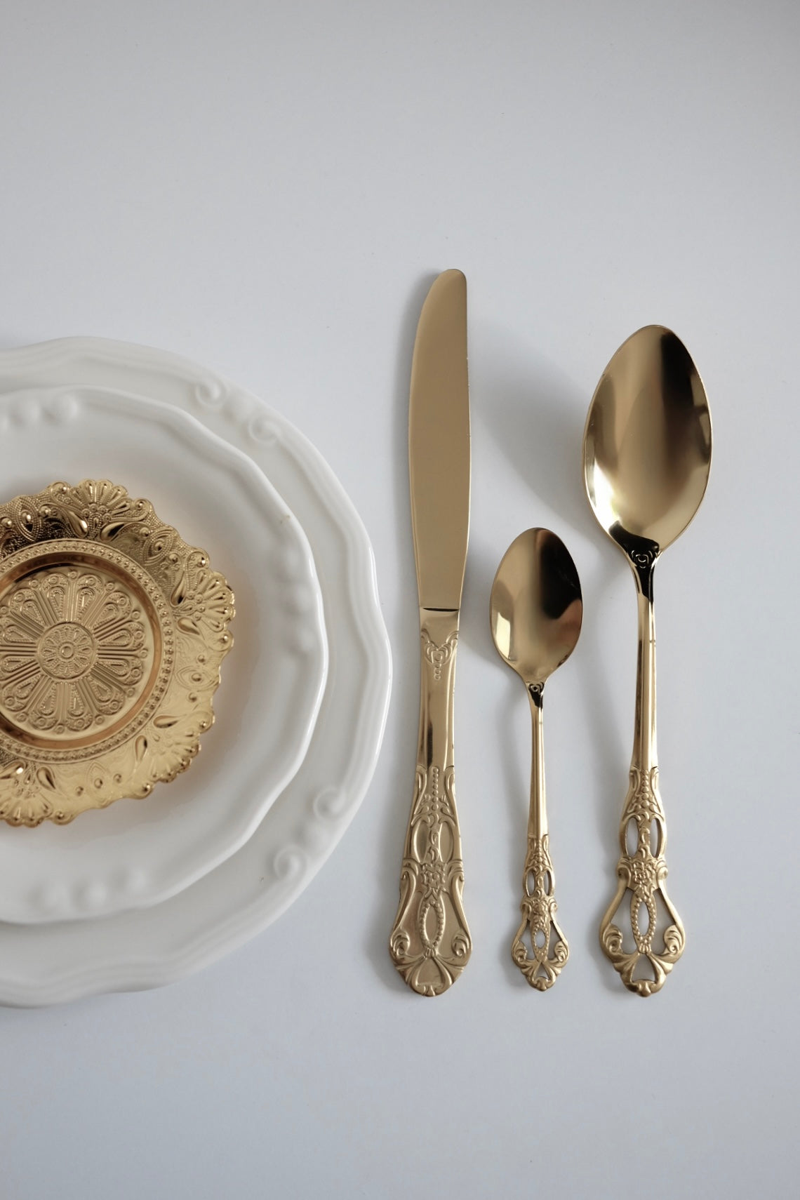 כפיות קפה וינטג׳ מיוחדות מתוך חלקי סט סכו"ם אלגנטי ויוקרתי ישן עשוי מתכת מצופה זהב. פריט נדיר לאוהבי קפה בסטייל ופרטי מטבח מיוחדים שמשדרת מראה של כל ארוחה. מושלות להגשת קינוח וארוחות חג. מוסיף תזכורת מתקופה הויקטוריאני ומביאות נגיעה של אלגנטיות ונוסטלגיה לעיצוב השולחן. כפיות עשויות נרוסטה מצופה זהב, משדרות קסם ותחכום של העולם הישן שמשתלבות עם פריטים מודרניים באופן נהדר. סט כפיות קפה וקינוח וינטג׳ חלקי סכום עתיק מתכת ציפוי כסף - 6 כפיות קטנות . פרטי מטבח מיוחדים, כלי בית וינטאג׳,פרטי נוי מיוחדים,אקססוריז לעי