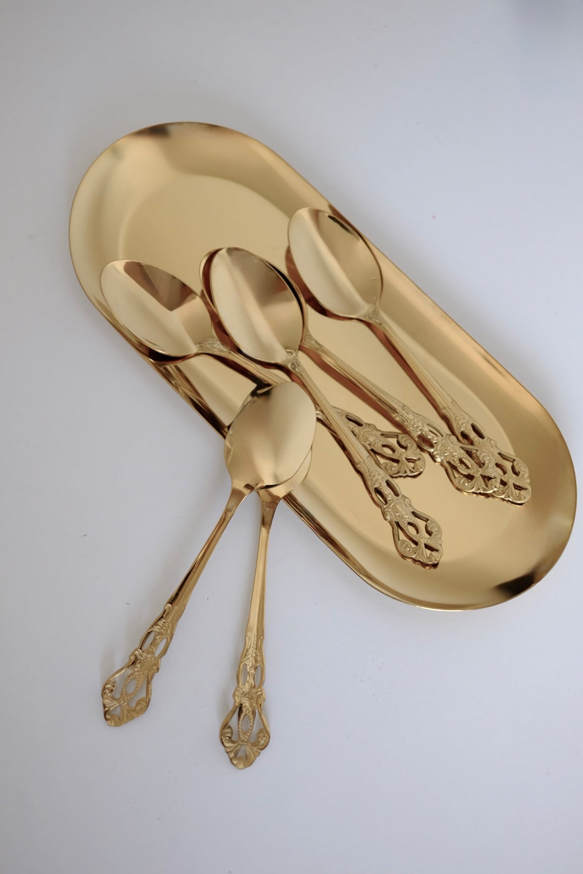 כפיות קפה וינטג׳ מיוחדות מתוך חלקי סט סכו"ם אלגנטי ויוקרתי ישן עשוי מתכת מצופה זהב. פריט נדיר לאוהבי קפה בסטייל ופרטי מטבח מיוחדים שמשדרת מראה של כל ארוחה. מושלות להגשת קינוח וארוחות חג. מוסיף תזכורת מתקופה הויקטוריאני ומביאות נגיעה של אלגנטיות ונוסטלגיה לעיצוב השולחן. כפיות עשויות נרוסטה מצופה זהב, משדרות קסם ותחכום של העולם הישן שמשתלבות עם פריטים מודרניים באופן נהדר. סט כפיות קפה וקינוח וינטג׳ חלקי סכום עתיק מתכת ציפוי כסף - 6 כפיות קטנות . פרטי מטבח מיוחדים, כלי בית וינטאג׳,פרטי נוי מיוחדים,אקססוריז לעי