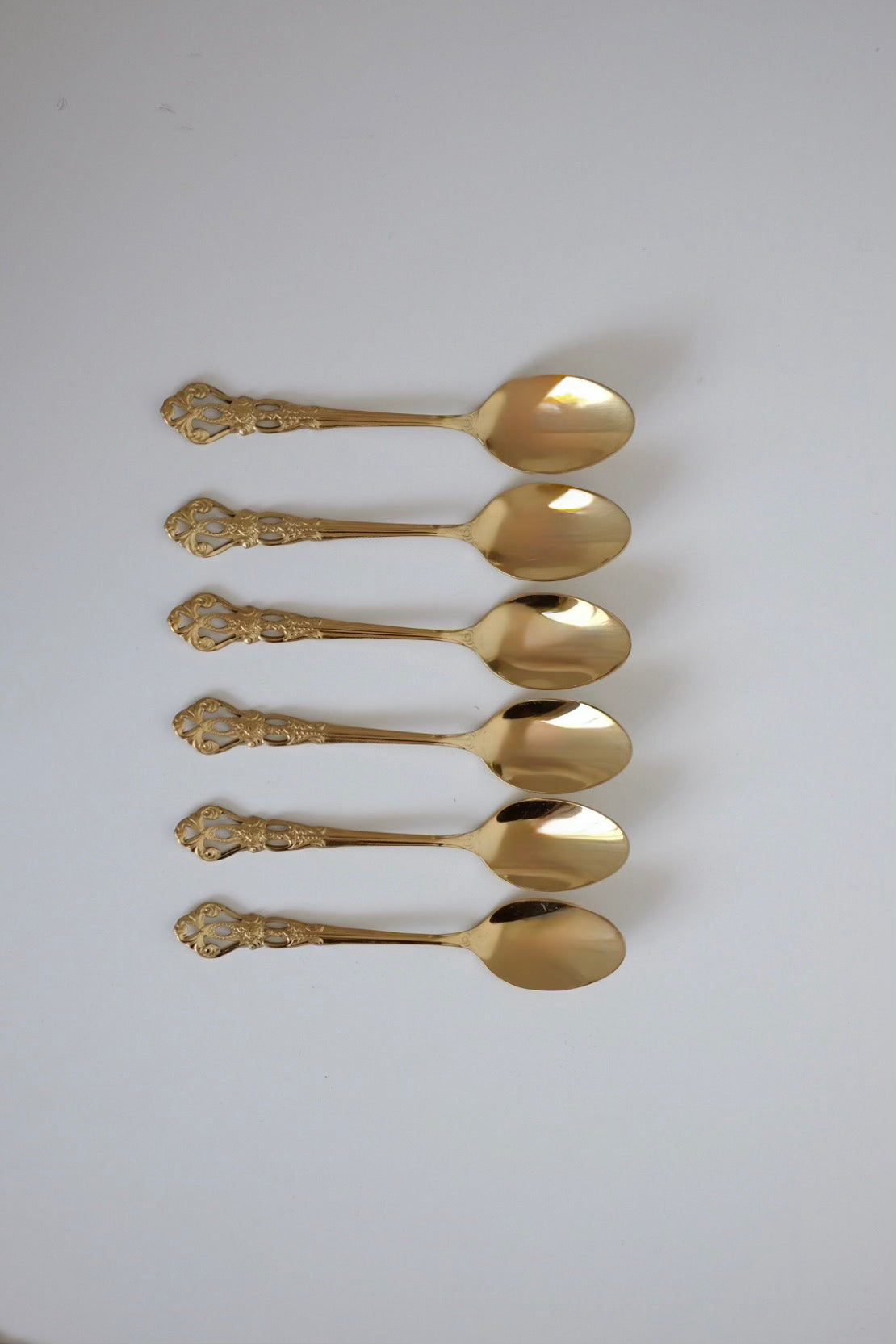 כפיות קפה וינטג׳ מיוחדות מתוך חלקי סט סכו"ם אלגנטי ויוקרתי ישן עשוי מתכת מצופה זהב. פריט נדיר לאוהבי קפה בסטייל ופרטי מטבח מיוחדים שמשדרת מראה של כל ארוחה. מושלות להגשת קינוח וארוחות חג. מוסיף תזכורת מתקופה הויקטוריאני ומביאות נגיעה של אלגנטיות ונוסטלגיה לעיצוב השולחן. כפיות עשויות נרוסטה מצופה זהב, משדרות קסם ותחכום של העולם הישן שמשתלבות עם פריטים מודרניים באופן נהדר. סט כפיות קפה וקינוח וינטג׳ חלקי סכום עתיק מתכת ציפוי כסף - 6 כפיות קטנות . פרטי מטבח מיוחדים, כלי בית וינטאג׳,פרטי נוי מיוחדים,אקססוריז לעי