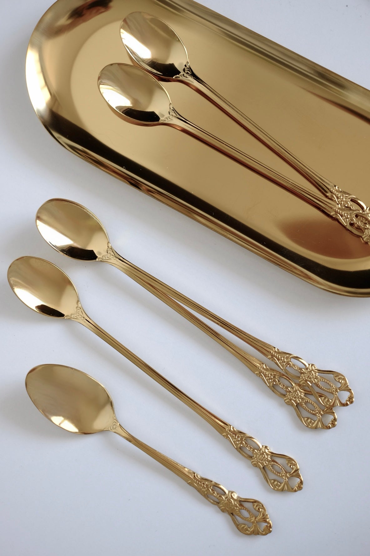 כפיות קפה וינטג׳ מיוחדות מתוך חלקי סט סכו"ם אלגנטי ויוקרתי ישן עשוי מתכת מצופה זהב. פריט נדיר לאוהבי קפה בסטייל ופרטי מטבח מיוחדים שמשדרת מראה של כל ארוחה. מושלות להגשת קינוח וארוחות חג. מוסיף תזכורת מתקופה הויקטוריאני ומביאות נגיעה של אלגנטיות ונוסטלגיה לעיצוב השולחן. כפיות עשויות נרוסטה מצופה זהב, משדרות קסם ותחכום של העולם הישן שמשתלבות עם פריטים מודרניים באופן נהדר. סט כפיות קפה וקינוח וינטג׳ חלקי סכום עתיק מתכת ציפוי כסף - 6 כפיות קטנות . פרטי מטבח מיוחדים, כלי בית וינטאג׳,פרטי נוי מיוחדים,אקססוריז לעי