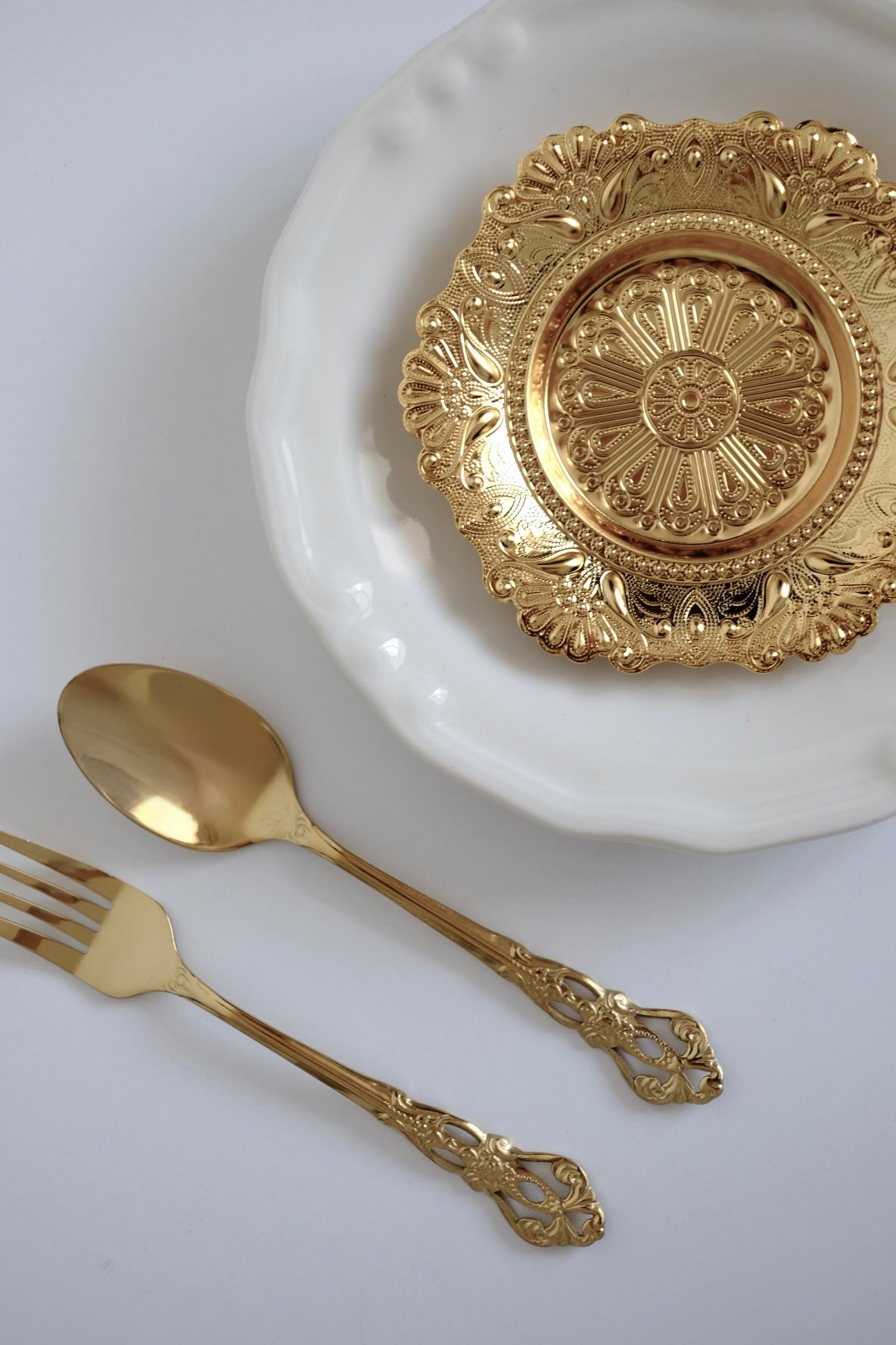 כפיות קפה וינטג׳ מיוחדות מתוך חלקי סט סכו"ם אלגנטי ויוקרתי ישן עשוי מתכת מצופה זהב. פריט נדיר לאוהבי קפה בסטייל ופרטי מטבח מיוחדים שמשדרת מראה של כל ארוחה. מושלות להגשת קינוח וארוחות חג. מוסיף תזכורת מתקופה הויקטוריאני ומביאות נגיעה של אלגנטיות ונוסטלגיה לעיצוב השולחן. כפיות עשויות נרוסטה מצופה זהב, משדרות קסם ותחכום של העולם הישן שמשתלבות עם פריטים מודרניים באופן נהדר. סט כפיות קפה וקינוח וינטג׳ חלקי סכום עתיק מתכת ציפוי כסף - 6 כפיות קטנות . פרטי מטבח מיוחדים, כלי בית וינטאג׳,פרטי נוי מיוחדים,אקססוריז לעי