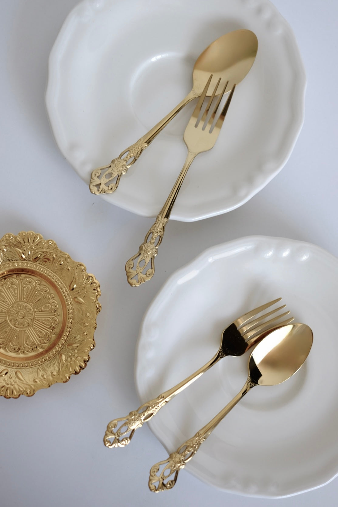 כפיות קפה וינטג׳ מיוחדות מתוך חלקי סט סכו"ם אלגנטי ויוקרתי ישן עשוי מתכת מצופה זהב. פריט נדיר לאוהבי קפה בסטייל ופרטי מטבח מיוחדים שמשדרת מראה של כל ארוחה. מושלות להגשת קינוח וארוחות חג. מוסיף תזכורת מתקופה הויקטוריאני ומביאות נגיעה של אלגנטיות ונוסטלגיה לעיצוב השולחן. כפיות עשויות נרוסטה מצופה זהב, משדרות קסם ותחכום של העולם הישן שמשתלבות עם פריטים מודרניים באופן נהדר. סט כפיות קפה וקינוח וינטג׳ חלקי סכום עתיק מתכת ציפוי כסף - 6 כפיות קטנות . פרטי מטבח מיוחדים, כלי בית וינטאג׳,פרטי נוי מיוחדים,אקססוריז לעי