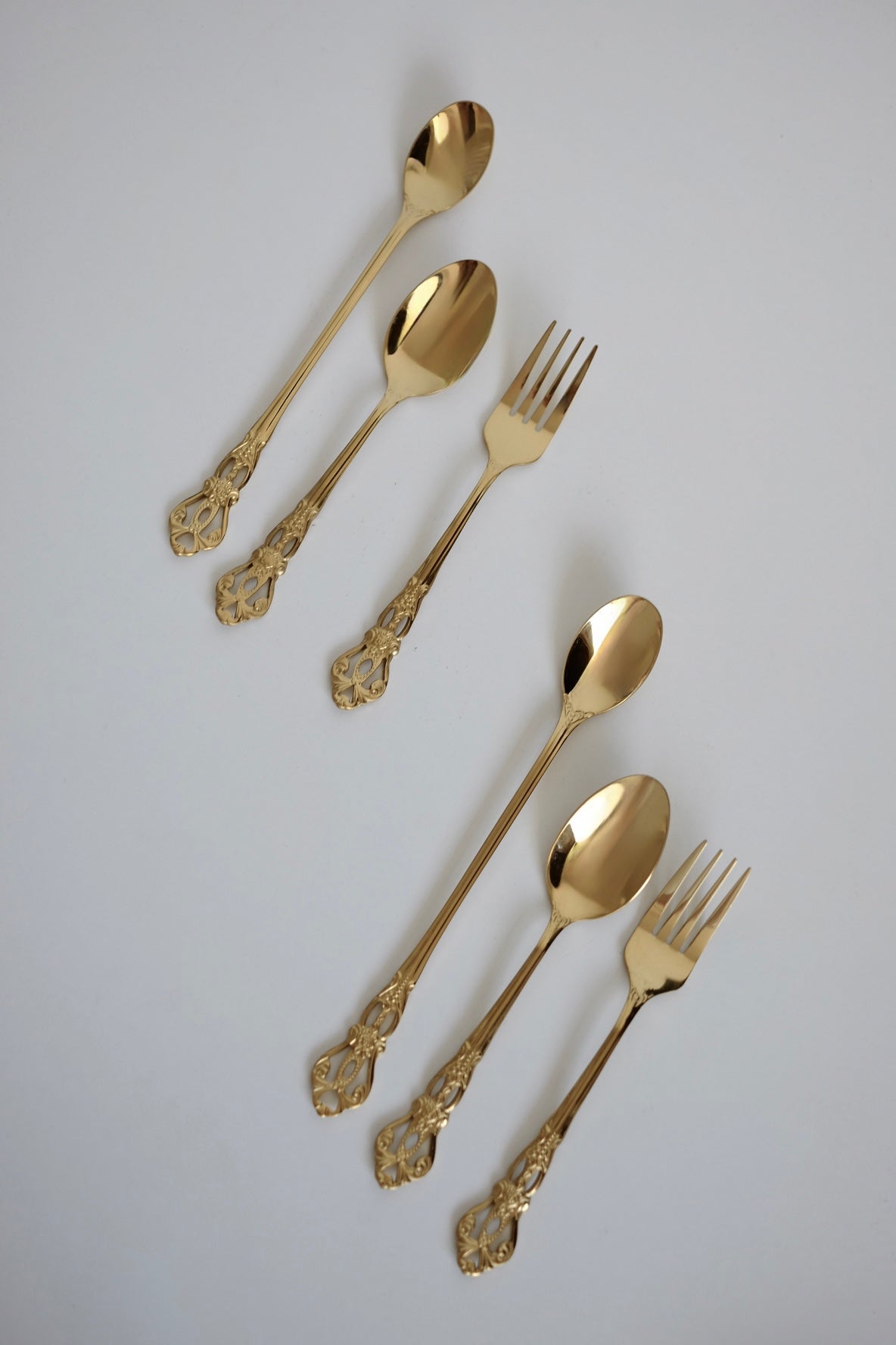 כפיות קפה וינטג׳ מיוחדות מתוך חלקי סט סכו"ם אלגנטי ויוקרתי ישן עשוי מתכת מצופה זהב. פריט נדיר לאוהבי קפה בסטייל ופרטי מטבח מיוחדים שמשדרת מראה של כל ארוחה. מושלות להגשת קינוח וארוחות חג. מוסיף תזכורת מתקופה הויקטוריאני ומביאות נגיעה של אלגנטיות ונוסטלגיה לעיצוב השולחן. כפיות עשויות נרוסטה מצופה זהב, משדרות קסם ותחכום של העולם הישן שמשתלבות עם פריטים מודרניים באופן נהדר. סט כפיות קפה וקינוח וינטג׳ חלקי סכום עתיק מתכת ציפוי כסף - 6 כפיות קטנות . פרטי מטבח מיוחדים, כלי בית וינטאג׳,פרטי נוי מיוחדים,אקססוריז לעי