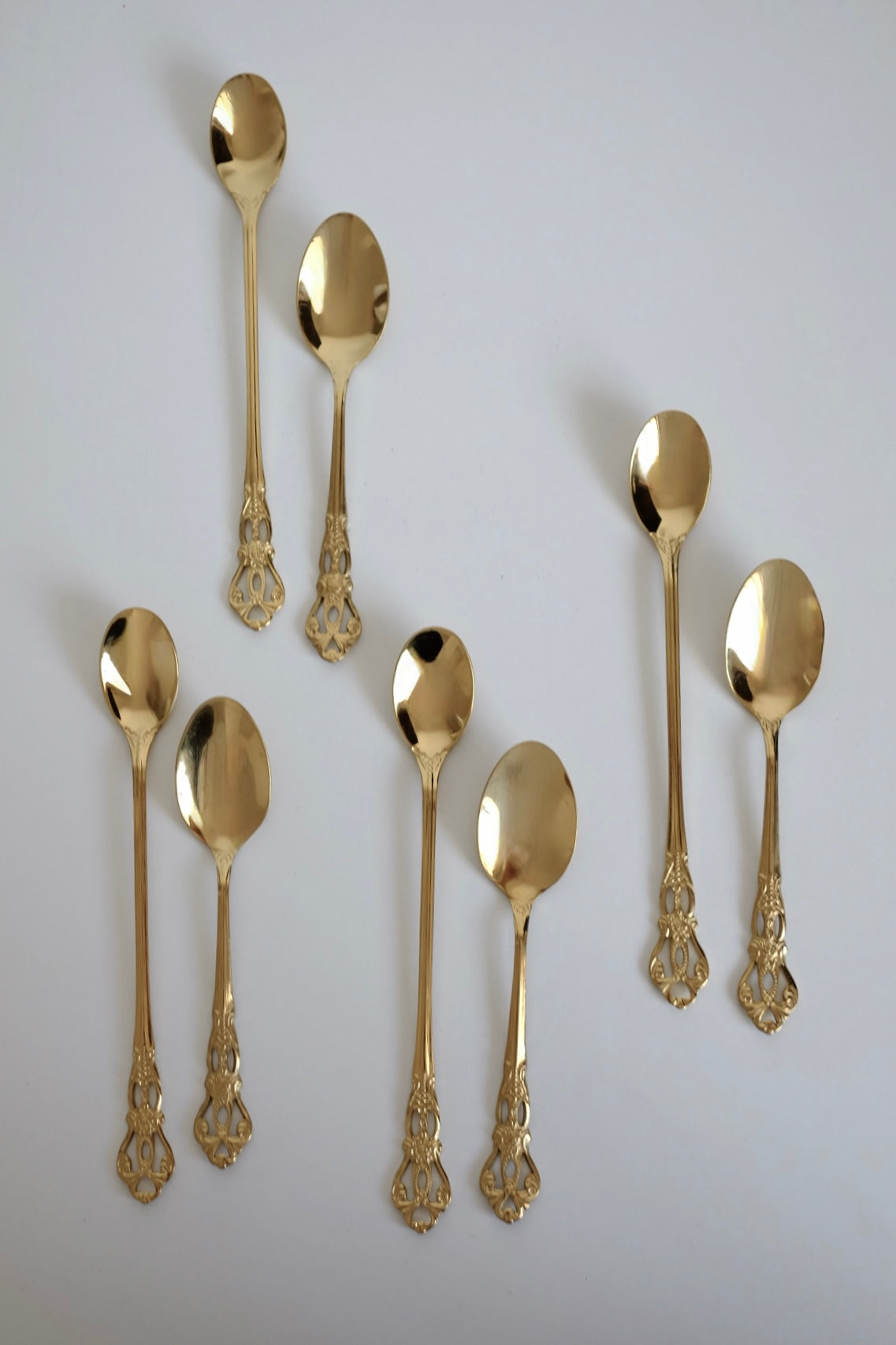 כפיות קפה וינטג׳ מיוחדות מתוך חלקי סט סכו"ם אלגנטי ויוקרתי ישן עשוי מתכת מצופה זהב. פריט נדיר לאוהבי קפה בסטייל ופרטי מטבח מיוחדים שמשדרת מראה של כל ארוחה. מושלות להגשת קינוח וארוחות חג. מוסיף תזכורת מתקופה הויקטוריאני ומביאות נגיעה של אלגנטיות ונוסטלגיה לעיצוב השולחן. כפיות עשויות נרוסטה מצופה זהב, משדרות קסם ותחכום של העולם הישן שמשתלבות עם פריטים מודרניים באופן נהדר. סט כפיות קפה וקינוח וינטג׳ חלקי סכום עתיק מתכת ציפוי כסף - 6 כפיות קטנות . פרטי מטבח מיוחדים, כלי בית וינטאג׳,פרטי נוי מיוחדים,אקססוריז לעי