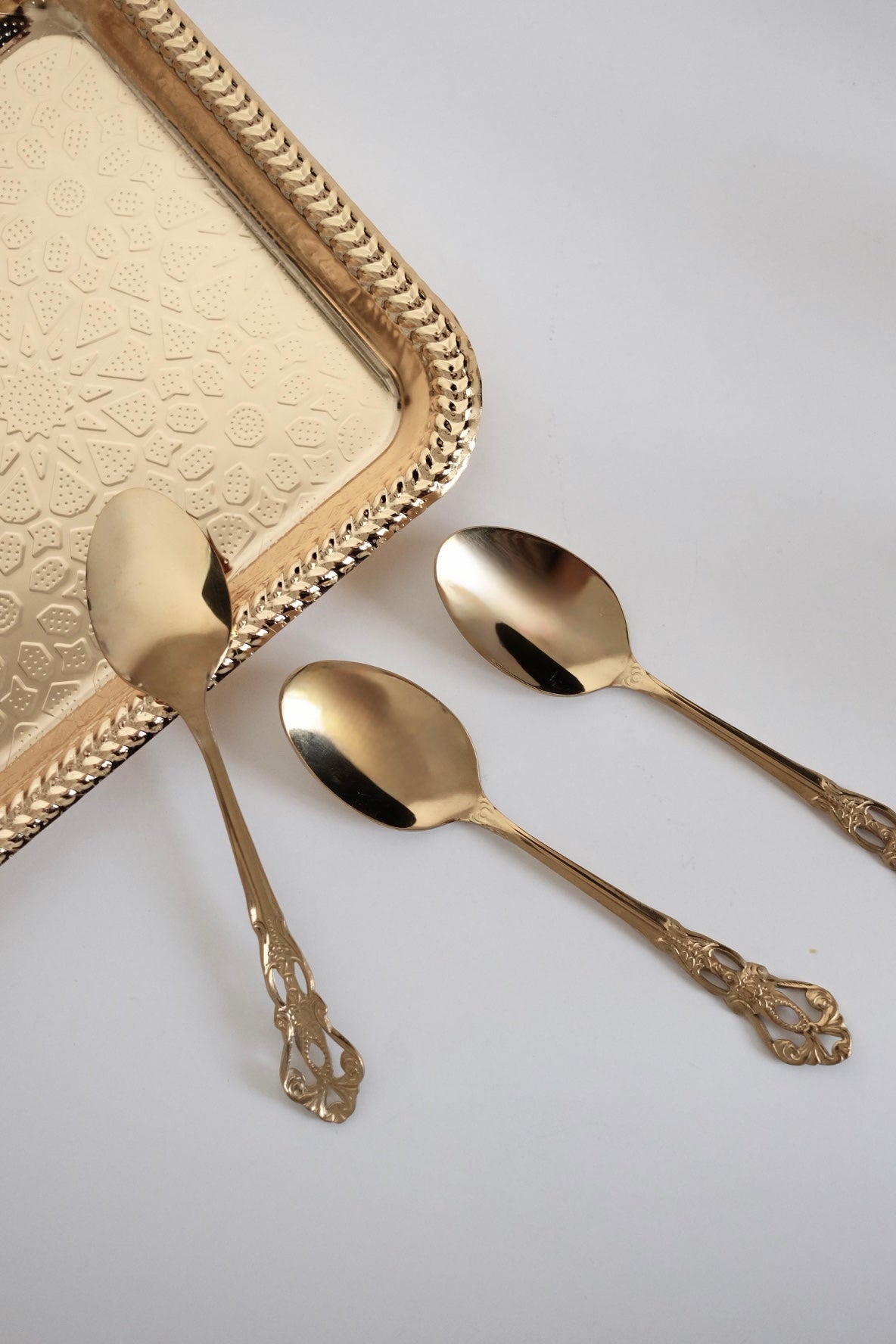 כפיות קפה וינטג׳ מיוחדות מתוך חלקי סט סכו"ם אלגנטי ויוקרתי ישן עשוי מתכת מצופה זהב. פריט נדיר לאוהבי קפה בסטייל ופרטי מטבח מיוחדים שמשדרת מראה של כל ארוחה. מושלות להגשת קינוח וארוחות חג. מוסיף תזכורת מתקופה הויקטוריאני ומביאות נגיעה של אלגנטיות ונוסטלגיה לעיצוב השולחן. כפיות עשויות נרוסטה מצופה זהב, משדרות קסם ותחכום של העולם הישן שמשתלבות עם פריטים מודרניים באופן נהדר. סט כפיות קפה וקינוח וינטג׳ חלקי סכום עתיק מתכת ציפוי כסף - 6 כפיות קטנות . פרטי מטבח מיוחדים, כלי בית וינטאג׳,פרטי נוי מיוחדים,אקססוריז לעי