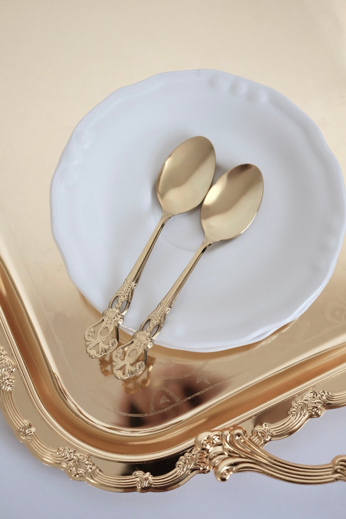 כפיות קפה וינטג׳ מיוחדות מתוך חלקי סט סכו"ם אלגנטי ויוקרתי ישן עשוי מתכת מצופה זהב. פריט נדיר לאוהבי קפה בסטייל ופרטי מטבח מיוחדים שמשדרת מראה של כל ארוחה. מושלות להגשת קינוח וארוחות חג. מוסיף תזכורת מתקופה הויקטוריאני ומביאות נגיעה של אלגנטיות ונוסטלגיה לעיצוב השולחן. כפיות עשויות נרוסטה מצופה זהב, משדרות קסם ותחכום של העולם הישן שמשתלבות עם פריטים מודרניים באופן נהדר. סט כפיות קפה וקינוח וינטג׳ חלקי סכום עתיק מתכת ציפוי כסף - 6 כפיות קטנות . פרטי מטבח מיוחדים, כלי בית וינטאג׳,פרטי נוי מיוחדים,אקססוריז לעי