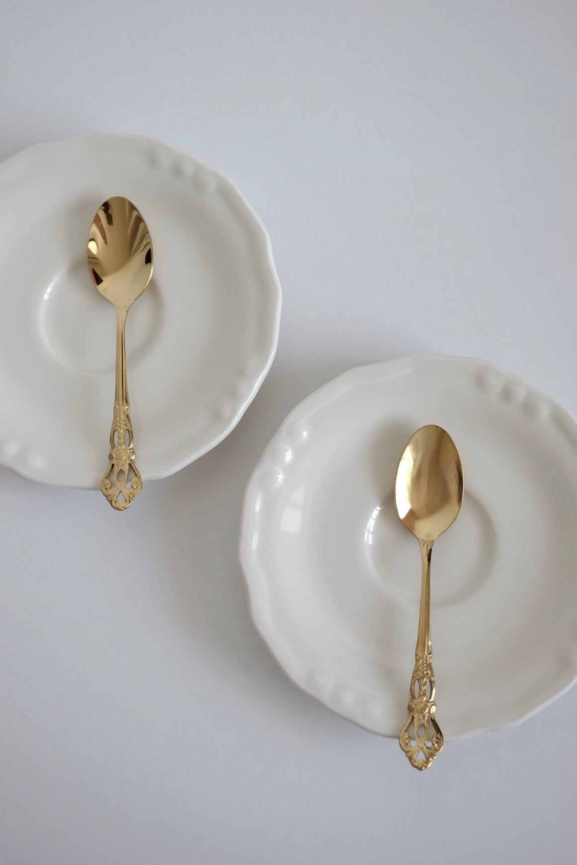 כפיות קפה וינטג׳ מיוחדות מתוך חלקי סט סכו"ם אלגנטי ויוקרתי ישן עשוי מתכת מצופה זהב. פריט נדיר לאוהבי קפה בסטייל ופרטי מטבח מיוחדים שמשדרת מראה של כל ארוחה. מושלות להגשת קינוח וארוחות חג. מוסיף תזכורת מתקופה הויקטוריאני ומביאות נגיעה של אלגנטיות ונוסטלגיה לעיצוב השולחן. כפיות עשויות נרוסטה מצופה זהב, משדרות קסם ותחכום של העולם הישן שמשתלבות עם פריטים מודרניים באופן נהדר. סט כפיות קפה וקינוח וינטג׳ חלקי סכום עתיק מתכת ציפוי כסף - 6 כפיות קטנות . פרטי מטבח מיוחדים, כלי בית וינטאג׳,פרטי נוי מיוחדים,אקססוריז לעי