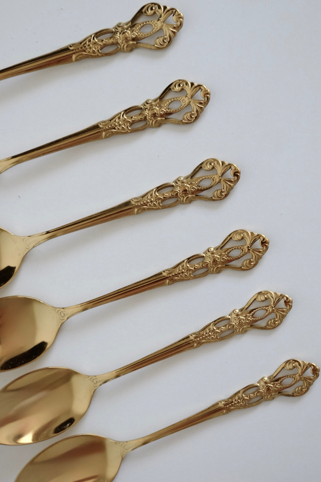 כפיות קפה וינטג׳ מיוחדות מתוך חלקי סט סכו"ם אלגנטי ויוקרתי ישן עשוי מתכת מצופה זהב. פריט נדיר לאוהבי קפה בסטייל ופרטי מטבח מיוחדים שמשדרת מראה של כל ארוחה. מושלות להגשת קינוח וארוחות חג. מוסיף תזכורת מתקופה הויקטוריאני ומביאות נגיעה של אלגנטיות ונוסטלגיה לעיצוב השולחן. כפיות עשויות נרוסטה מצופה זהב, משדרות קסם ותחכום של העולם הישן שמשתלבות עם פריטים מודרניים באופן נהדר. סט כפיות קפה וקינוח וינטג׳ חלקי סכום עתיק מתכת ציפוי כסף - 6 כפיות קטנות . פרטי מטבח מיוחדים, כלי בית וינטאג׳,פרטי נוי מיוחדים,אקססוריז לעי