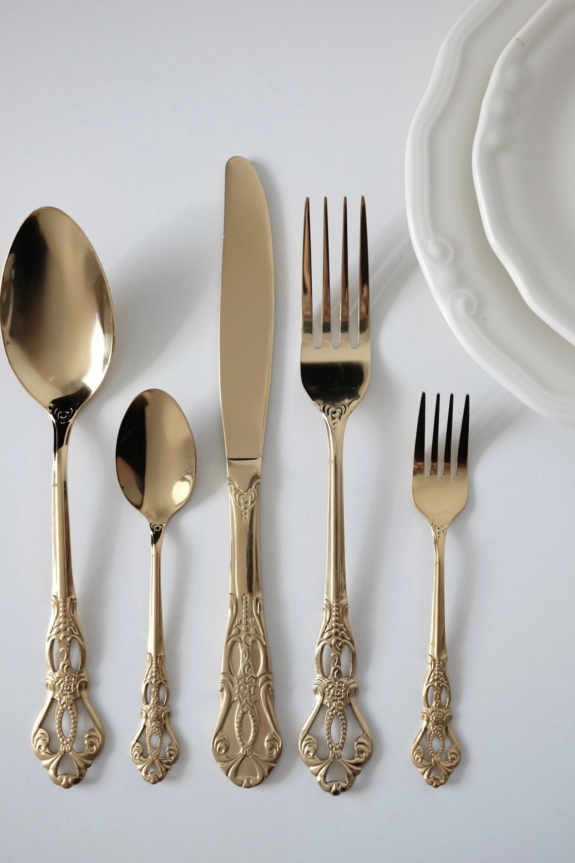 כפיות קפה וינטג׳ מיוחדות מתוך חלקי סט סכו"ם אלגנטי ויוקרתי ישן עשוי מתכת מצופה זהב. פריט נדיר לאוהבי קפה בסטייל ופרטי מטבח מיוחדים שמשדרת מראה של כל ארוחה. מושלות להגשת קינוח וארוחות חג. מוסיף תזכורת מתקופה הויקטוריאני ומביאות נגיעה של אלגנטיות ונוסטלגיה לעיצוב השולחן. כפיות עשויות נרוסטה מצופה זהב, משדרות קסם ותחכום של העולם הישן שמשתלבות עם פריטים מודרניים באופן נהדר. סט כפיות קפה וקינוח וינטג׳ חלקי סכום עתיק מתכת ציפוי כסף - 6 כפיות קטנות . פרטי מטבח מיוחדים, כלי בית וינטאג׳,פרטי נוי מיוחדים,אקססוריז לעי