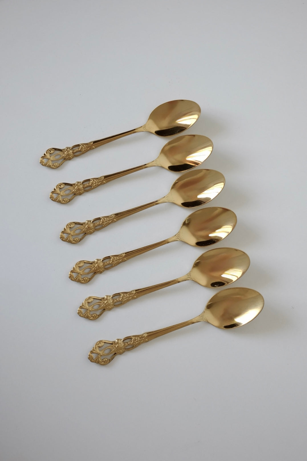 כפיות קפה וינטג׳ מיוחדות מתוך חלקי סט סכו"ם אלגנטי ויוקרתי ישן עשוי מתכת מצופה זהב. פריט נדיר לאוהבי קפה בסטייל ופרטי מטבח מיוחדים שמשדרת מראה של כל ארוחה. מושלות להגשת קינוח וארוחות חג. מוסיף תזכורת מתקופה הויקטוריאני ומביאות נגיעה של אלגנטיות ונוסטלגיה לעיצוב השולחן. כפיות עשויות נרוסטה מצופה זהב, משדרות קסם ותחכום של העולם הישן שמשתלבות עם פריטים מודרניים באופן נהדר. סט כפיות קפה וקינוח וינטג׳ חלקי סכום עתיק מתכת ציפוי כסף - 6 כפיות קטנות . פרטי מטבח מיוחדים, כלי בית וינטאג׳,פרטי נוי מיוחדים,אקססוריז לעי