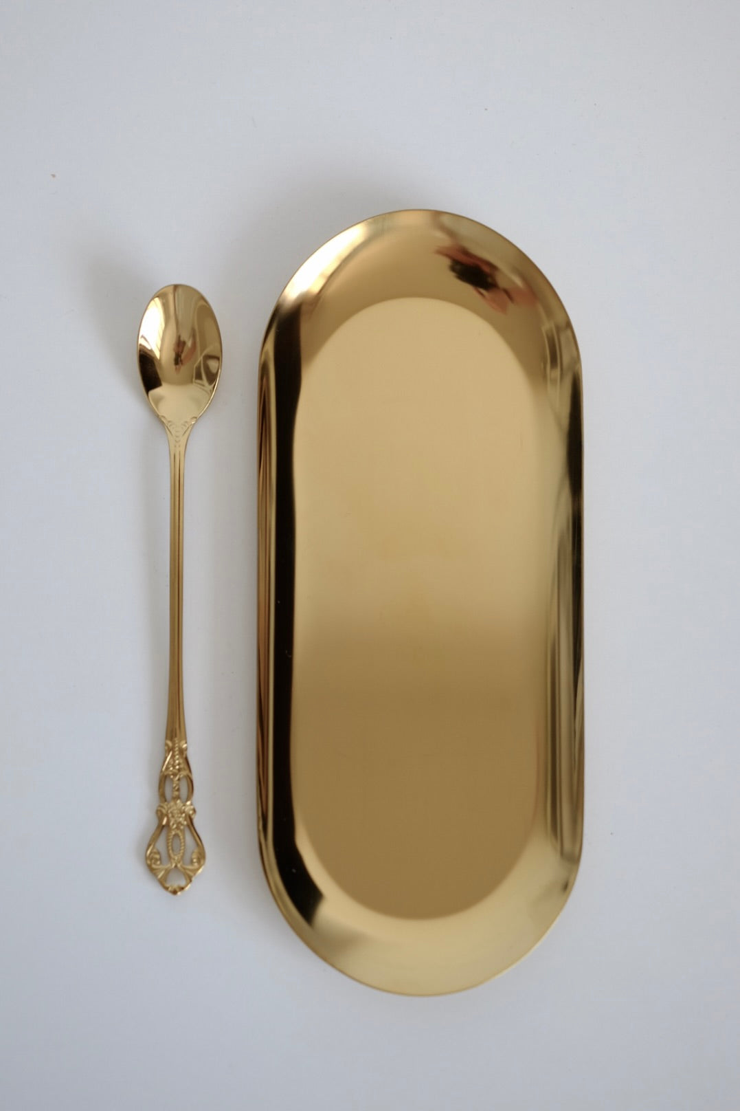 כפיות קוקטל ארוכות וינטג׳ סט של 5 כפיות ציפוי זהב עם חריטה דקורטיבית. סט של חמש כפיות בר וינטג׳ מנירוסטה ציפוי זהב. הן פריט נדיר לאוהבי מטבח בסטייל רטרו ופרטי וינטגי מיוחדים לבית. כפיות ארוכות הן כלי מטבח וינטג׳ יוקרטיים ומתאימות מושלם להגשת קינוח ועיצוב שולחן חג. הכפיות הן חלק מקולקציית כלי מטבח בסטייל ייחודי שלא רק משדרג מראה שולחן חגיגי, אלא גם מוסיף חווית ארוחה אירופאית אלגנטית של פעם. זאת מתנה נהדרת לאנשים שאוהבים פריטי אספנות נדירים ולמי שמעריך סטייל ואסתטיקה. כלי הגשה לפסח יוקרתיים, סט כלים לחג פסח ב