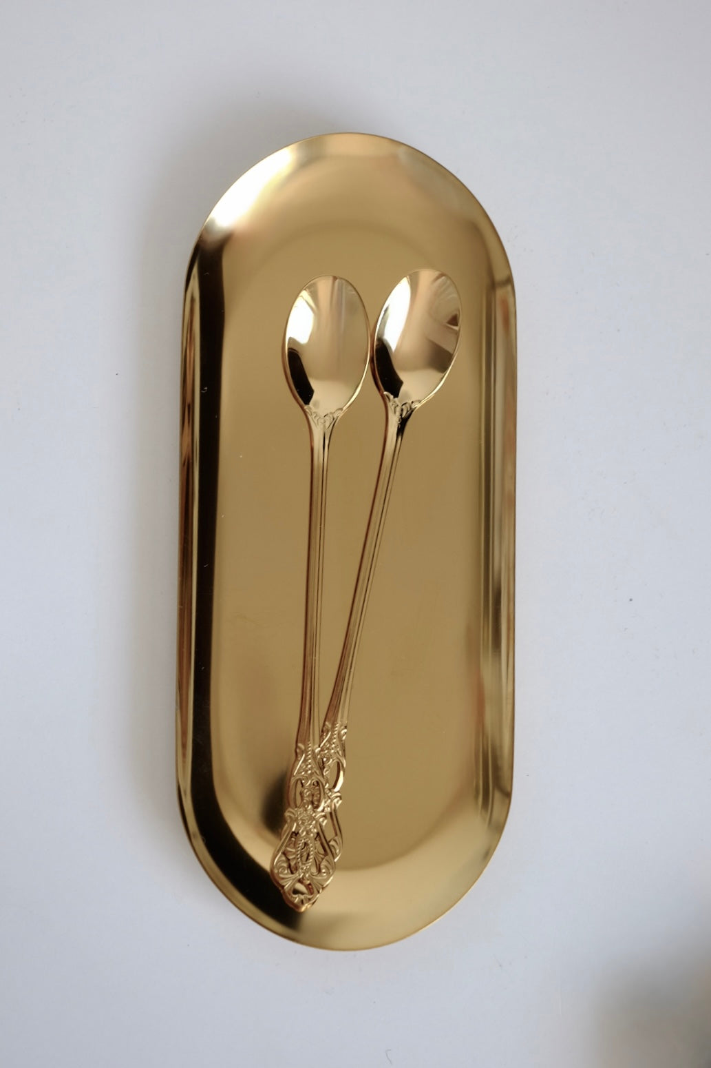 כפיות קוקטל ארוכות וינטג׳ סט של 5 כפיות ציפוי זהב עם חריטה דקורטיבית. סט של חמש כפיות בר וינטג׳ מנירוסטה ציפוי זהב. הן פריט נדיר לאוהבי מטבח בסטייל רטרו ופרטי וינטגי מיוחדים לבית. כפיות ארוכות הן כלי מטבח וינטג׳ יוקרטיים ומתאימות מושלם להגשת קינוח ועיצוב שולחן חג. הכפיות הן חלק מקולקציית כלי מטבח בסטייל ייחודי שלא רק משדרג מראה שולחן חגיגי, אלא גם מוסיף חווית ארוחה אירופאית אלגנטית של פעם. זאת מתנה נהדרת לאנשים שאוהבים פריטי אספנות נדירים ולמי שמעריך סטייל ואסתטיקה. כלי הגשה לפסח יוקרתיים, סט כלים לחג פסח ב