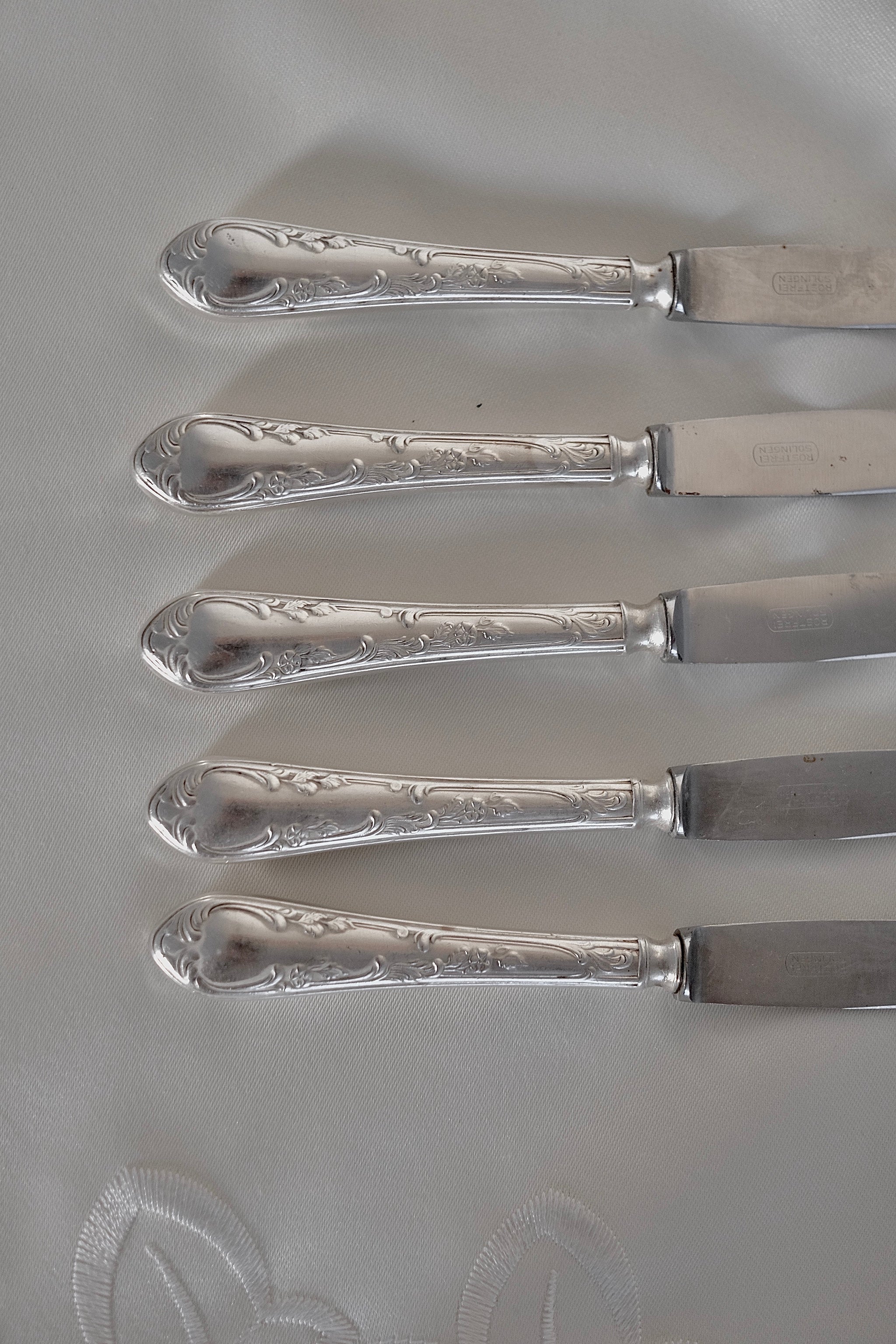 סכינים וינטג׳ ציפוי כסף קטנים לקינוח 5 חלקים תוצרת גרמניה, חלקי סכו"ם ציפוי כסף גרמני עתיק ויפה, סכינים קטנים למזטים, סט של 5 חלקים, חתום 100עיצוב שולחן חגיגי וארוחת ערב בסגנון וינטג׳ יוקרתי. רעיונות לעיצוב מטבח, רעיונות לעיצוב המטבח, חפצי נוי וינטג׳ למטבח, אקססוריז וינטג׳ ו עתיקות לבית, אקססוריז למטבח, חנויות עיצוב הבית, הום סטיילינג וינטג׳ ואוספ עתיקות, עיצוב מטבח מודרני, חנות עתיקות,מתנות לראש השנה,רעיונות למתנות לראש השנה