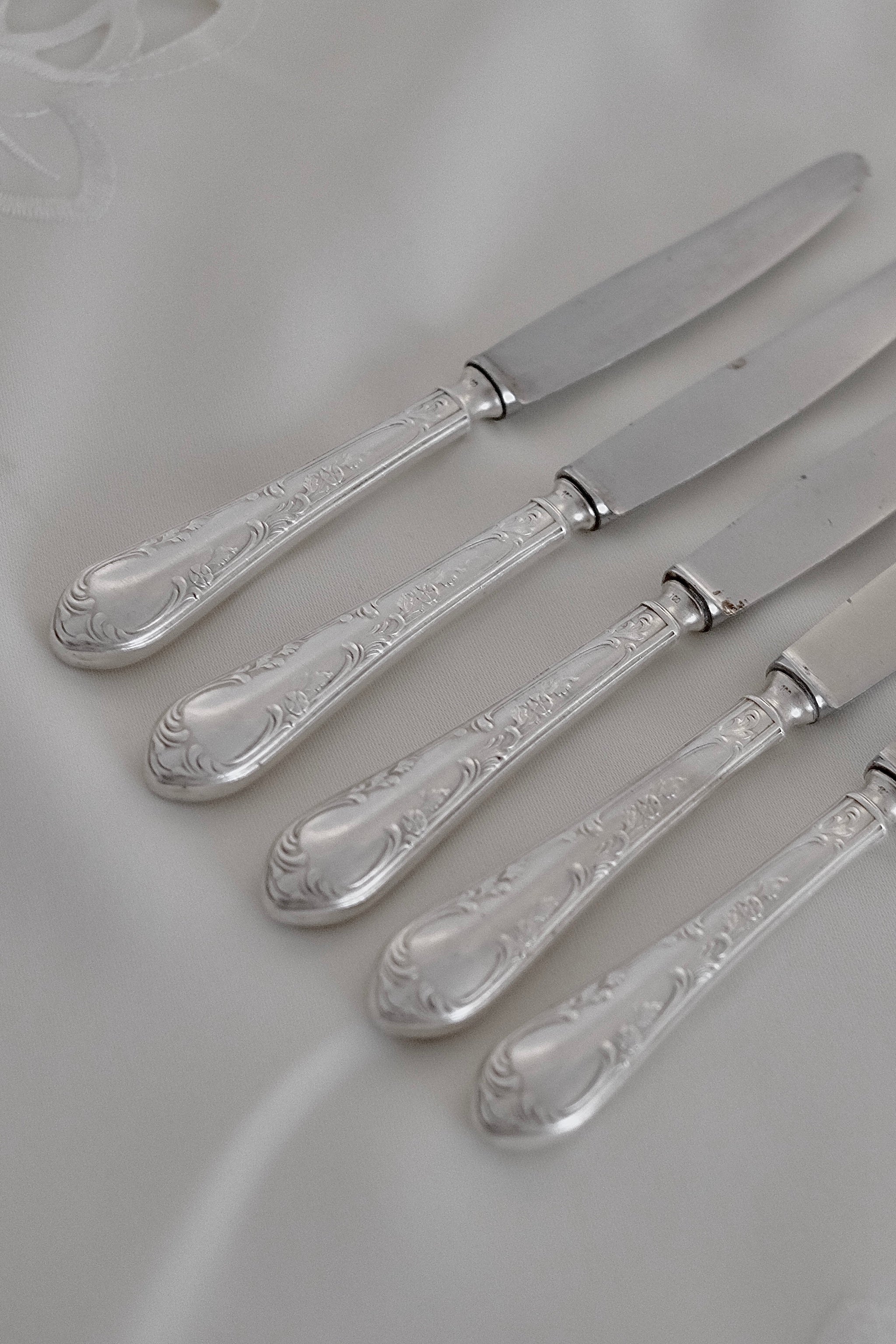 סכינים וינטג׳ ציפוי כסף קטנים לקינוח 5 חלקים תוצרת גרמניה, חלקי סכו"ם ציפוי כסף גרמני עתיק ויפה, סכינים קטנים למזטים, סט של 5 חלקים, חתום 100עיצוב שולחן חגיגי וארוחת ערב בסגנון וינטג׳ יוקרתי. רעיונות לעיצוב מטבח, רעיונות לעיצוב המטבח, חפצי נוי וינטג׳ למטבח, אקססוריז וינטג׳ ו עתיקות לבית, אקססוריז למטבח, חנויות עיצוב הבית, הום סטיילינג וינטג׳ ואוספ עתיקות, עיצוב מטבח מודרני, חנות עתיקות,מתנות לראש השנה,רעיונות למתנות לראש השנה