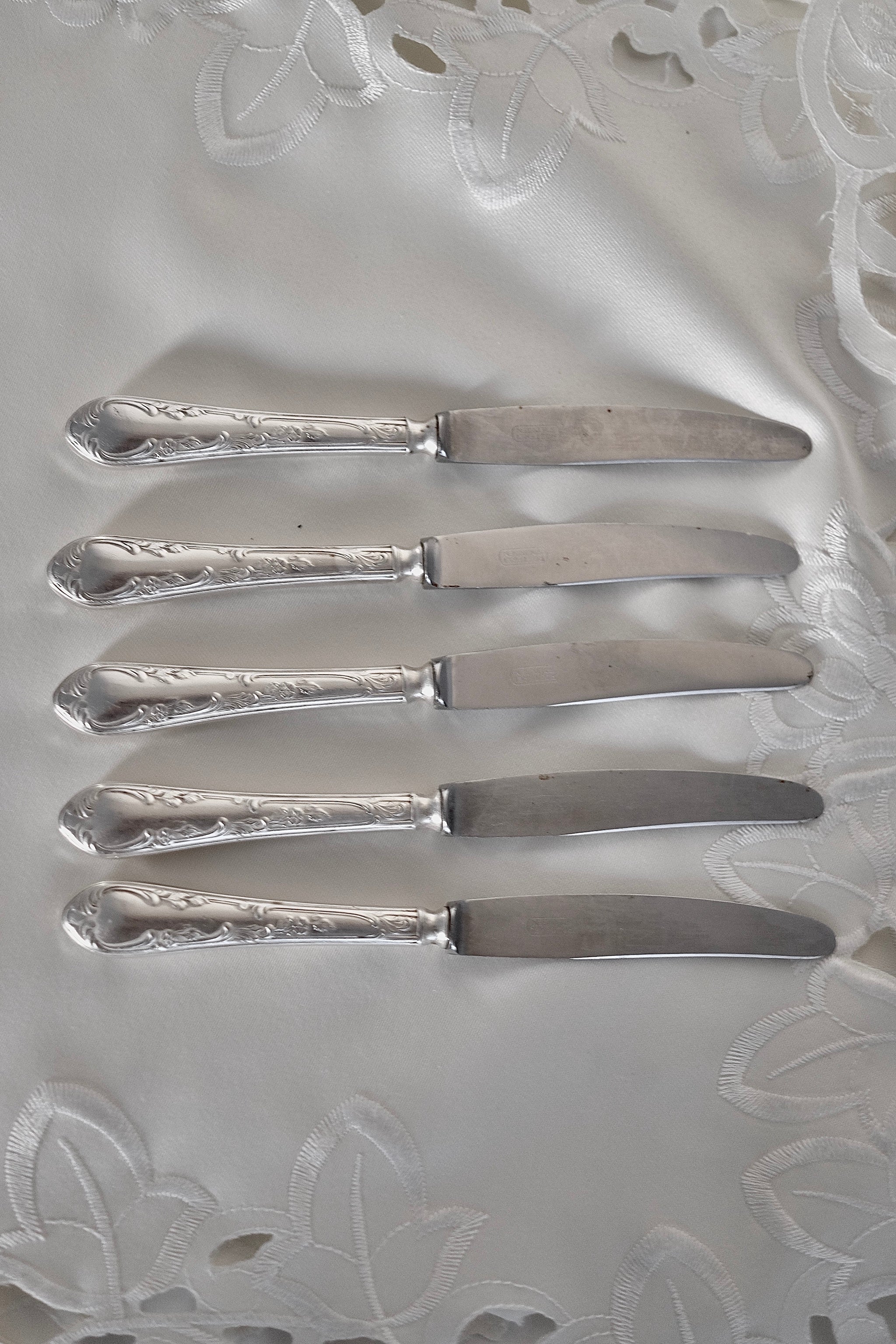 סכינים וינטג׳ ציפוי כסף קטנים לקינוח 5 חלקים תוצרת גרמניה, חלקי סכו"ם ציפוי כסף גרמני עתיק ויפה, סכינים קטנים למזטים, סט של 5 חלקים, חתום 100עיצוב שולחן חגיגי וארוחת ערב בסגנון וינטג׳ יוקרתי. רעיונות לעיצוב מטבח, רעיונות לעיצוב המטבח, חפצי נוי וינטג׳ למטבח, אקססוריז וינטג׳ ו עתיקות לבית, אקססוריז למטבח, חנויות עיצוב הבית, הום סטיילינג וינטג׳ ואוספ עתיקות, עיצוב מטבח מודרני, חנות עתיקות,מתנות לראש השנה,רעיונות למתנות לראש השנה