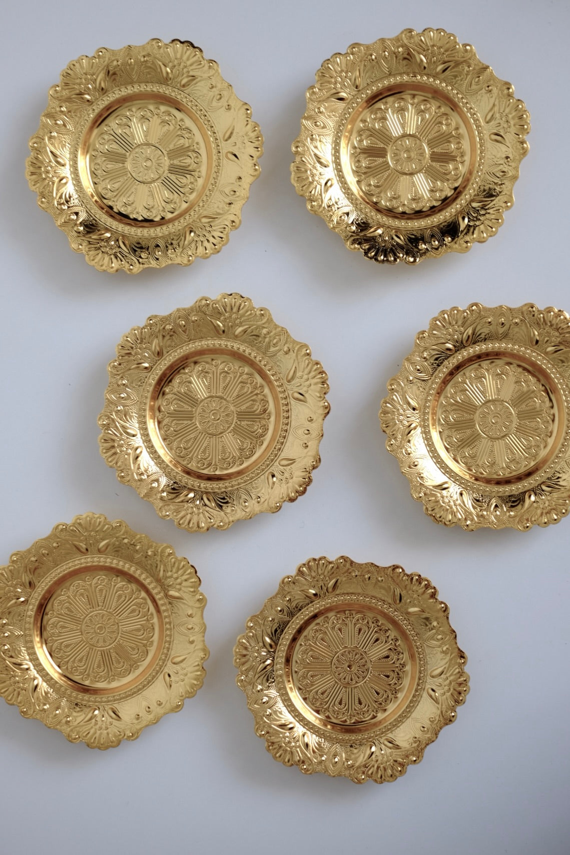 מארז צלחות 6 יחידות מתכת ציפוי זהב בסגנון וינטגי מזרחי עם טאץ' יוקרתי. סט תחתיות בעיצוב נדיר, נראה כמו תכשיט על שולחן אירוח. צלוחיות קטנות מושלמות להגשת תה, קפה וקינוח לאירוח חגיגי מרשים. כלי הגשה לפסח יוקרתיים, סט כלים לחג פסח בעיצוב מיוחד, כלי הגשה מעוצבים לשולחן חג, כלי מטבח נוסטלגיים לפסח, כלי הגשה מיוחדים לליל הסדר, כלים לשולחן חג בסגנון אירופאי קלאסי, פריטי אספנות למטבח לפסח,השראה לשולחן חג פסח,עיצוב שולחן ליל הסדר וינטג, שולחן חג בסגנון אירופאי קלאסי, עיצוב שולחן חג יוקרתי, רעיונות להגשת אוכל לפסח, ש