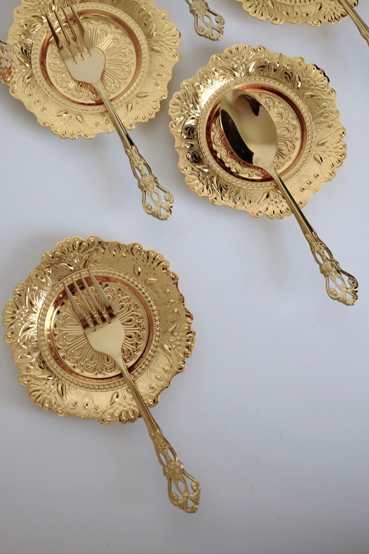 מארז צלחות 6 יחידות מתכת ציפוי זהב בסגנון וינטגי מזרחי עם טאץ' יוקרתי. סט תחתיות בעיצוב נדיר, נראה כמו תכשיט על שולחן אירוח. צלוחיות קטנות מושלמות להגשת תה, קפה וקינוח לאירוח חגיגי מרשים. כלי הגשה לפסח יוקרתיים, סט כלים לחג פסח בעיצוב מיוחד, כלי הגשה מעוצבים לשולחן חג, כלי מטבח נוסטלגיים לפסח, כלי הגשה מיוחדים לליל הסדר, כלים לשולחן חג בסגנון אירופאי קלאסי, פריטי אספנות למטבח לפסח,השראה לשולחן חג פסח,עיצוב שולחן ליל הסדר וינטג, שולחן חג בסגנון אירופאי קלאסי, עיצוב שולחן חג יוקרתי, רעיונות להגשת אוכל לפסח, ש