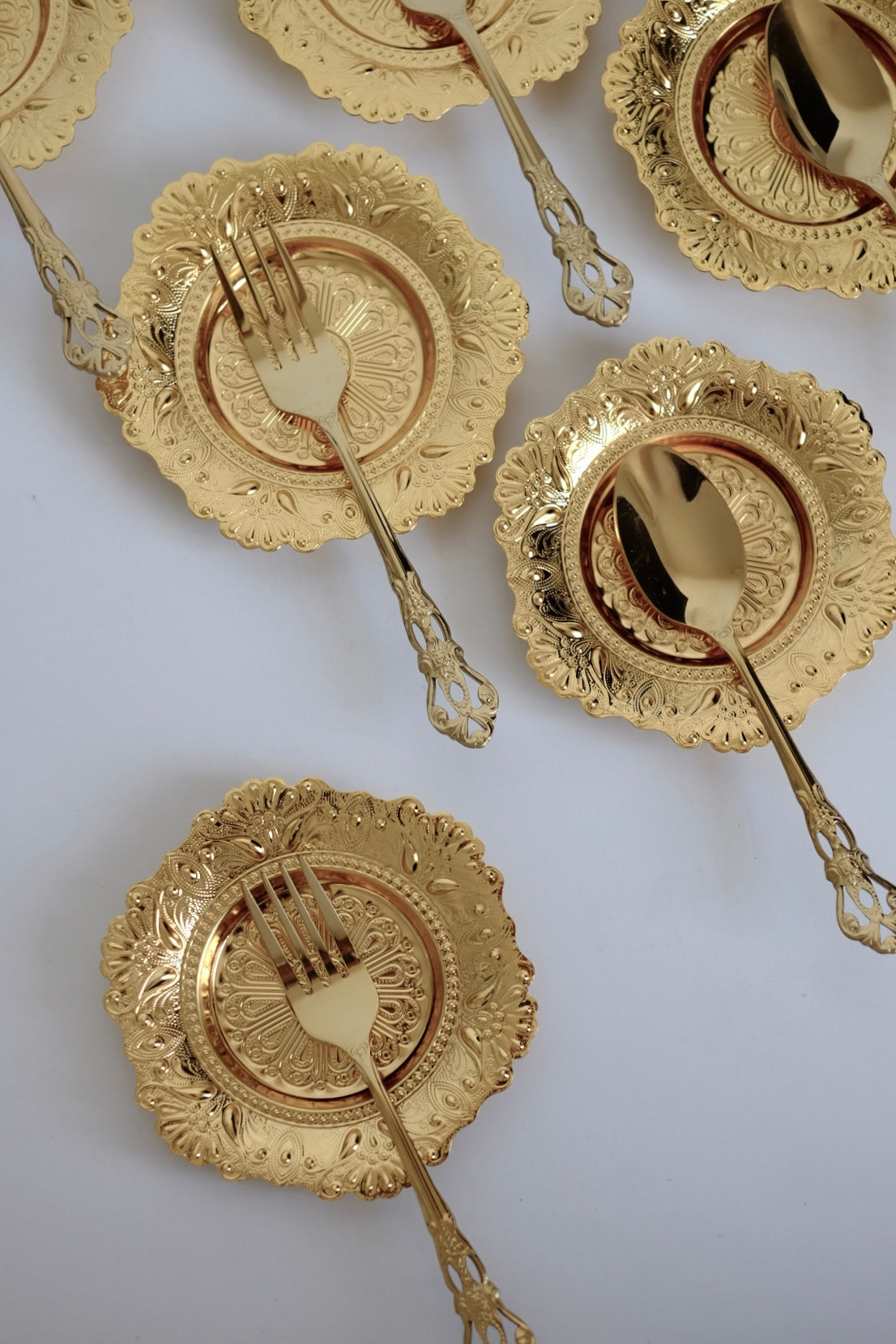 מארז צלחות 6 יחידות מתכת ציפוי זהב בסגנון וינטגי מזרחי עם טאץ' יוקרתי. סט תחתיות בעיצוב נדיר, נראה כמו תכשיט על שולחן אירוח. צלוחיות קטנות מושלמות להגשת תה, קפה וקינוח לאירוח חגיגי מרשים. כלי הגשה לפסח יוקרתיים, סט כלים לחג פסח בעיצוב מיוחד, כלי הגשה מעוצבים לשולחן חג, כלי מטבח נוסטלגיים לפסח, כלי הגשה מיוחדים לליל הסדר, כלים לשולחן חג בסגנון אירופאי קלאסי, פריטי אספנות למטבח לפסח,השראה לשולחן חג פסח,עיצוב שולחן ליל הסדר וינטג, שולחן חג בסגנון אירופאי קלאסי, עיצוב שולחן חג יוקרתי, רעיונות להגשת אוכל לפסח, ש