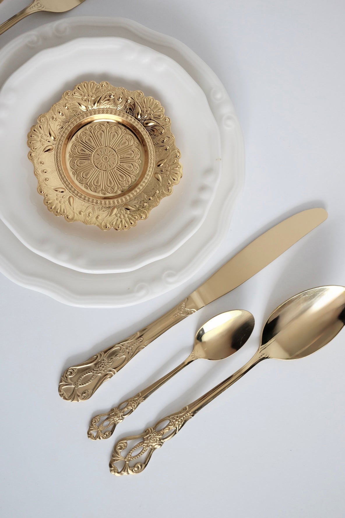 מארז צלחות 6 יחידות מתכת ציפוי זהב בסגנון וינטגי מזרחי עם טאץ' יוקרתי. סט תחתיות בעיצוב נדיר, נראה כמו תכשיט על שולחן אירוח. צלוחיות קטנות מושלמות להגשת תה, קפה וקינוח לאירוח חגיגי מרשים. כלי הגשה לפסח יוקרתיים, סט כלים לחג פסח בעיצוב מיוחד, כלי הגשה מעוצבים לשולחן חג, כלי מטבח נוסטלגיים לפסח, כלי הגשה מיוחדים לליל הסדר, כלים לשולחן חג בסגנון אירופאי קלאסי, פריטי אספנות למטבח לפסח,השראה לשולחן חג פסח,עיצוב שולחן ליל הסדר וינטג, שולחן חג בסגנון אירופאי קלאסי, עיצוב שולחן חג יוקרתי, רעיונות להגשת אוכל לפסח, ש