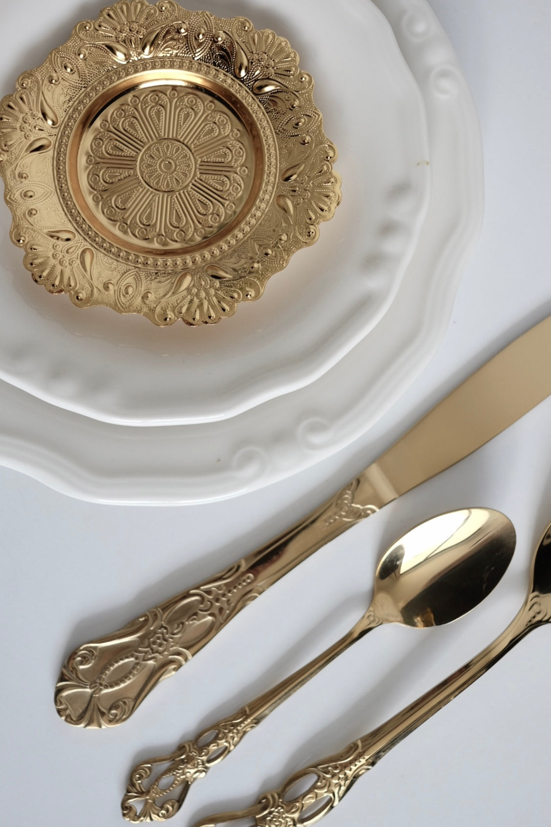 מארז צלחות 6 יחידות מתכת ציפוי זהב בסגנון וינטגי מזרחי עם טאץ' יוקרתי. סט תחתיות בעיצוב נדיר, נראה כמו תכשיט על שולחן אירוח. צלוחיות קטנות מושלמות להגשת תה, קפה וקינוח לאירוח חגיגי מרשים. כלי הגשה לפסח יוקרתיים, סט כלים לחג פסח בעיצוב מיוחד, כלי הגשה מעוצבים לשולחן חג, כלי מטבח נוסטלגיים לפסח, כלי הגשה מיוחדים לליל הסדר, כלים לשולחן חג בסגנון אירופאי קלאסי, פריטי אספנות למטבח לפסח,השראה לשולחן חג פסח,עיצוב שולחן ליל הסדר וינטג, שולחן חג בסגנון אירופאי קלאסי, עיצוב שולחן חג יוקרתי, רעיונות להגשת אוכל לפסח, ש