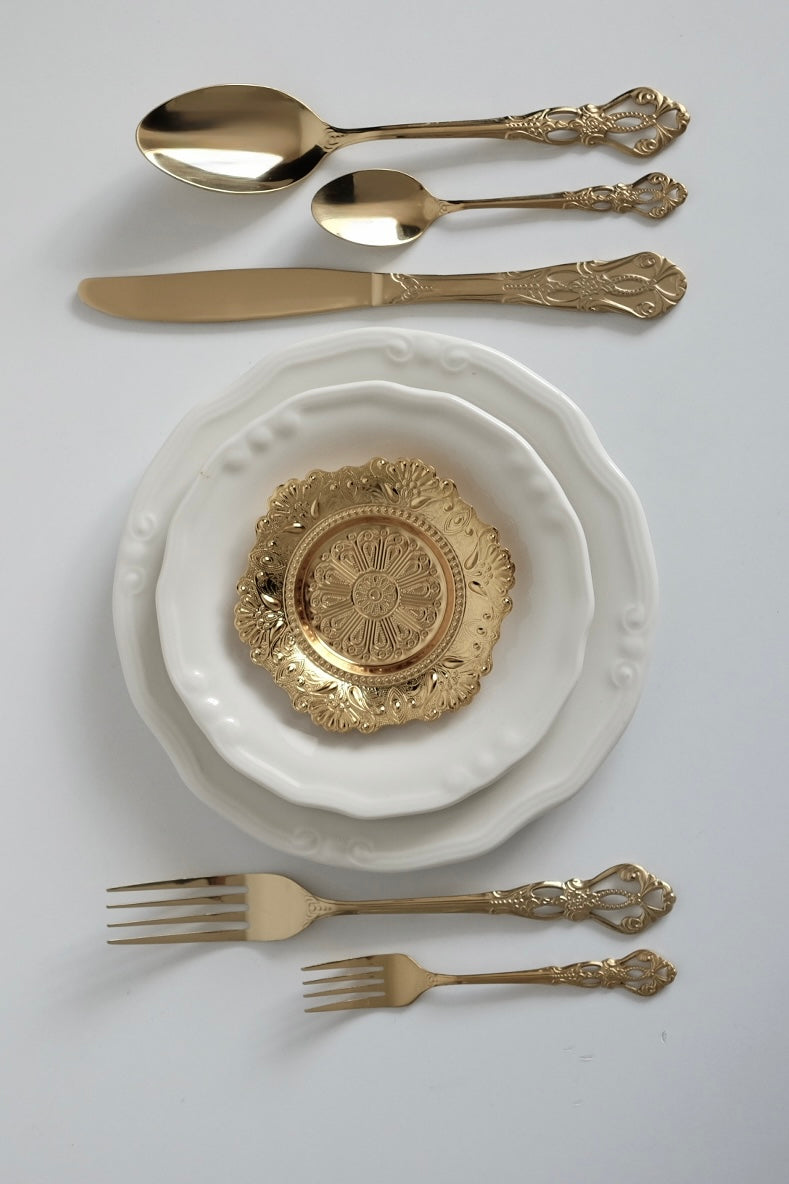 מארז צלחות 6 יחידות מתכת ציפוי זהב בסגנון וינטגי מזרחי עם טאץ' יוקרתי. סט תחתיות בעיצוב נדיר, נראה כמו תכשיט על שולחן אירוח. צלוחיות קטנות מושלמות להגשת תה, קפה וקינוח לאירוח חגיגי מרשים. כלי הגשה לפסח יוקרתיים, סט כלים לחג פסח בעיצוב מיוחד, כלי הגשה מעוצבים לשולחן חג, כלי מטבח נוסטלגיים לפסח, כלי הגשה מיוחדים לליל הסדר, כלים לשולחן חג בסגנון אירופאי קלאסי, פריטי אספנות למטבח לפסח,השראה לשולחן חג פסח,עיצוב שולחן ליל הסדר וינטג, שולחן חג בסגנון אירופאי קלאסי, עיצוב שולחן חג יוקרתי, רעיונות להגשת אוכל לפסח, ש