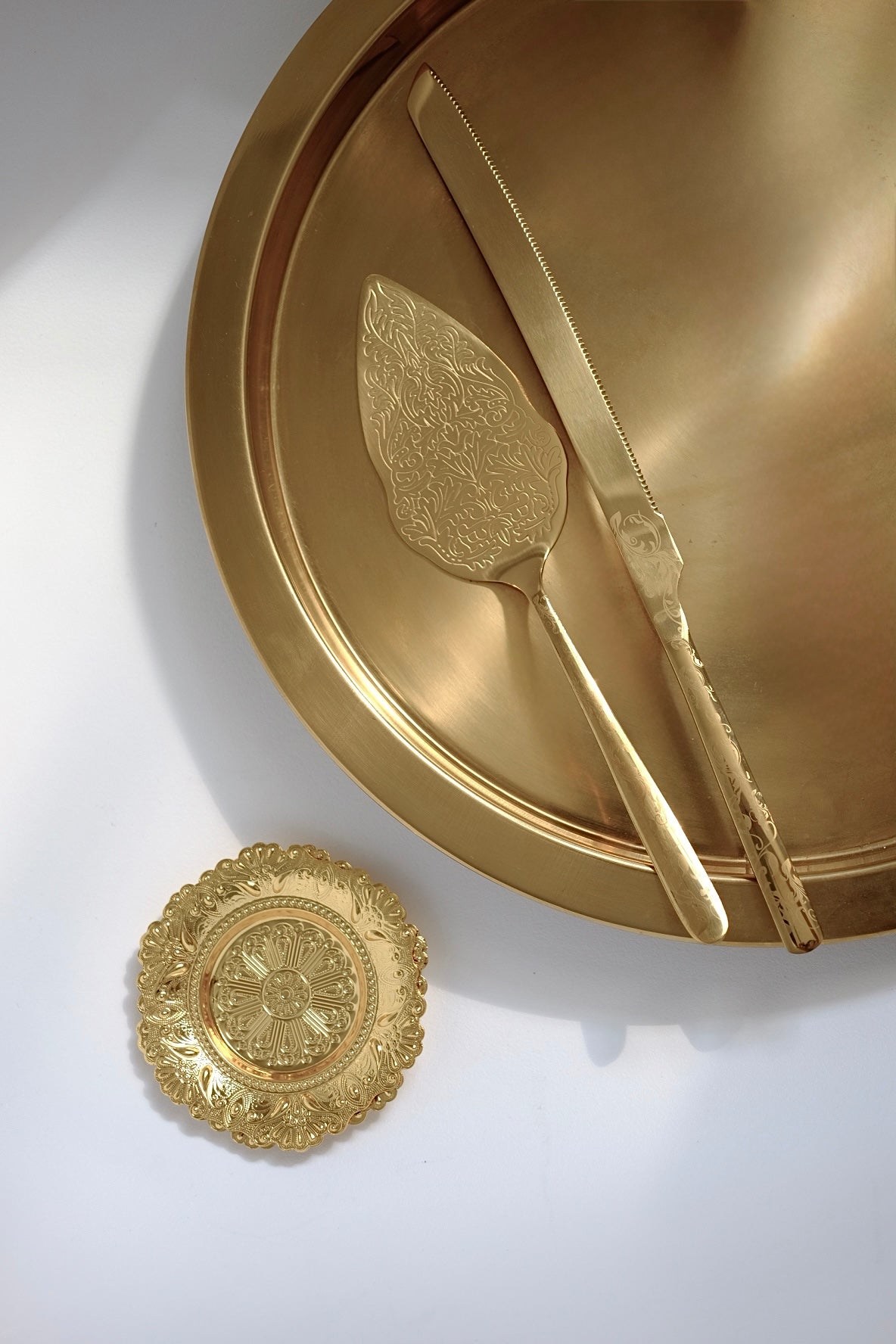 מארז צלחות 6 יחידות מתכת ציפוי זהב בסגנון וינטגי מזרחי עם טאץ' יוקרתי. סט תחתיות בעיצוב נדיר, נראה כמו תכשיט על שולחן אירוח. צלוחיות קטנות מושלמות להגשת תה, קפה וקינוח לאירוח חגיגי מרשים. כלי הגשה לפסח יוקרתיים, סט כלים לחג פסח בעיצוב מיוחד, כלי הגשה מעוצבים לשולחן חג, כלי מטבח נוסטלגיים לפסח, כלי הגשה מיוחדים לליל הסדר, כלים לשולחן חג בסגנון אירופאי קלאסי, פריטי אספנות למטבח לפסח,השראה לשולחן חג פסח,עיצוב שולחן ליל הסדר וינטג, שולחן חג בסגנון אירופאי קלאסי, עיצוב שולחן חג יוקרתי, רעיונות להגשת אוכל לפסח, ש