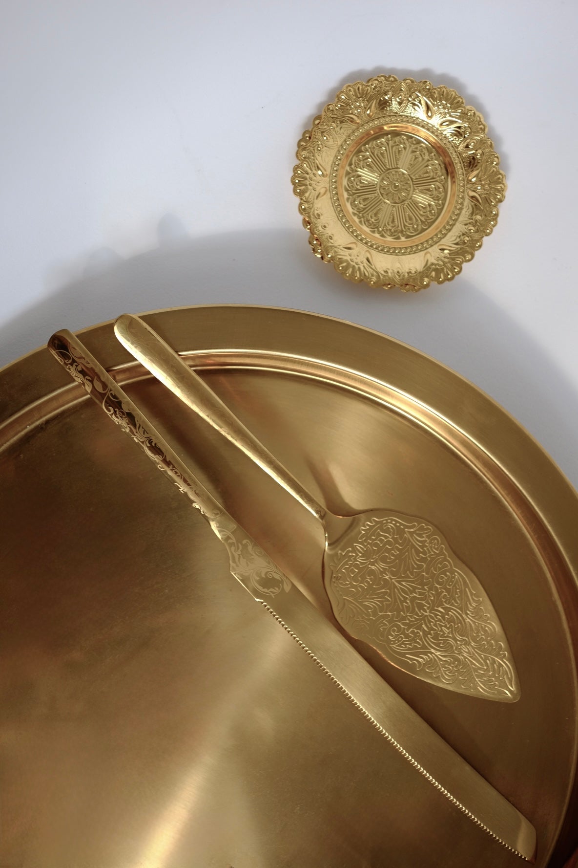 מארז צלחות 6 יחידות מתכת ציפוי זהב בסגנון וינטגי מזרחי עם טאץ' יוקרתי. סט תחתיות בעיצוב נדיר, נראה כמו תכשיט על שולחן אירוח. צלוחיות קטנות מושלמות להגשת תה, קפה וקינוח לאירוח חגיגי מרשים. כלי הגשה לפסח יוקרתיים, סט כלים לחג פסח בעיצוב מיוחד, כלי הגשה מעוצבים לשולחן חג, כלי מטבח נוסטלגיים לפסח, כלי הגשה מיוחדים לליל הסדר, כלים לשולחן חג בסגנון אירופאי קלאסי, פריטי אספנות למטבח לפסח,השראה לשולחן חג פסח,עיצוב שולחן ליל הסדר וינטג, שולחן חג בסגנון אירופאי קלאסי, עיצוב שולחן חג יוקרתי, רעיונות להגשת אוכל לפסח, ש