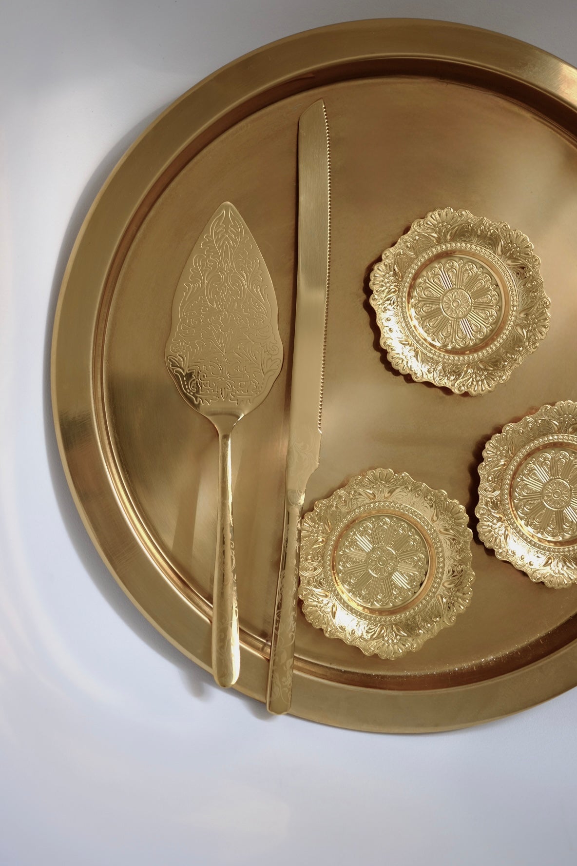 מארז צלחות 6 יחידות מתכת ציפוי זהב בסגנון וינטגי מזרחי עם טאץ' יוקרתי. סט תחתיות בעיצוב נדיר, נראה כמו תכשיט על שולחן אירוח. צלוחיות קטנות מושלמות להגשת תה, קפה וקינוח לאירוח חגיגי מרשים. כלי הגשה לפסח יוקרתיים, סט כלים לחג פסח בעיצוב מיוחד, כלי הגשה מעוצבים לשולחן חג, כלי מטבח נוסטלגיים לפסח, כלי הגשה מיוחדים לליל הסדר, כלים לשולחן חג בסגנון אירופאי קלאסי, פריטי אספנות למטבח לפסח,השראה לשולחן חג פסח,עיצוב שולחן ליל הסדר וינטג, שולחן חג בסגנון אירופאי קלאסי, עיצוב שולחן חג יוקרתי, רעיונות להגשת אוכל לפסח, ש