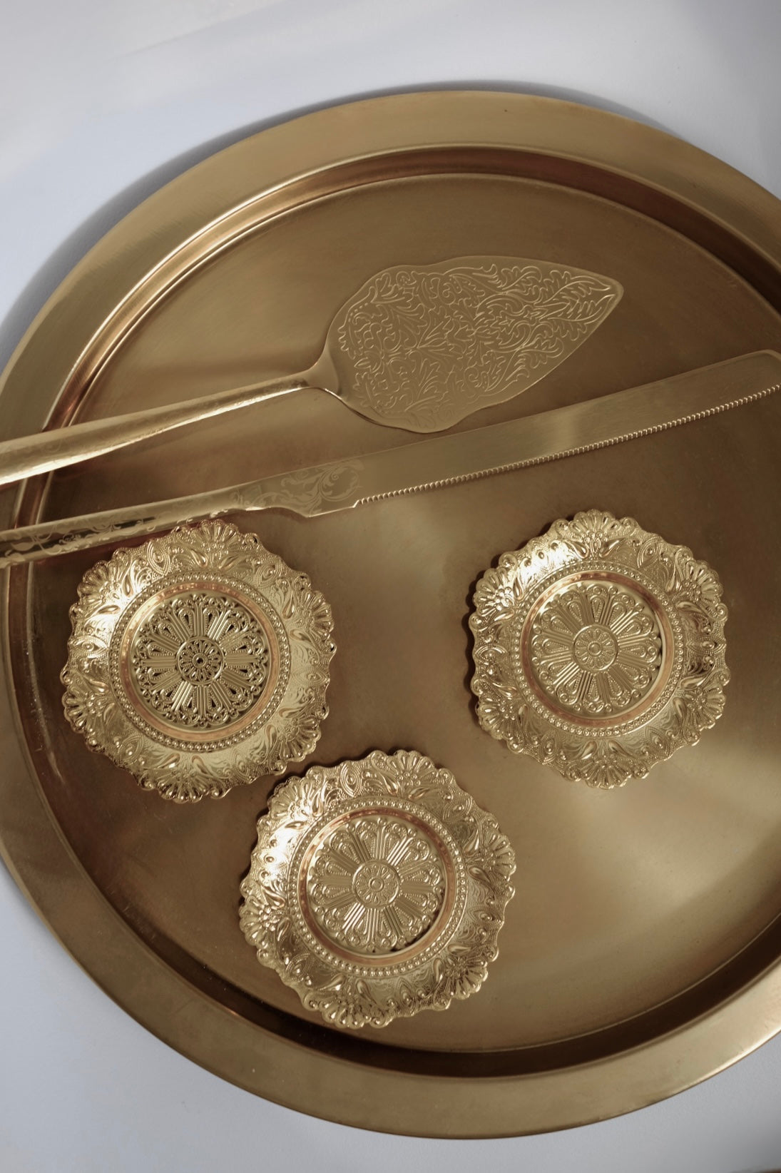 מארז צלחות 6 יחידות מתכת ציפוי זהב בסגנון וינטגי מזרחי עם טאץ' יוקרתי. סט תחתיות בעיצוב נדיר, נראה כמו תכשיט על שולחן אירוח. צלוחיות קטנות מושלמות להגשת תה, קפה וקינוח לאירוח חגיגי מרשים. כלי הגשה לפסח יוקרתיים, סט כלים לחג פסח בעיצוב מיוחד, כלי הגשה מעוצבים לשולחן חג, כלי מטבח נוסטלגיים לפסח, כלי הגשה מיוחדים לליל הסדר, כלים לשולחן חג בסגנון אירופאי קלאסי, פריטי אספנות למטבח לפסח,השראה לשולחן חג פסח,עיצוב שולחן ליל הסדר וינטג, שולחן חג בסגנון אירופאי קלאסי, עיצוב שולחן חג יוקרתי, רעיונות להגשת אוכל לפסח, ש