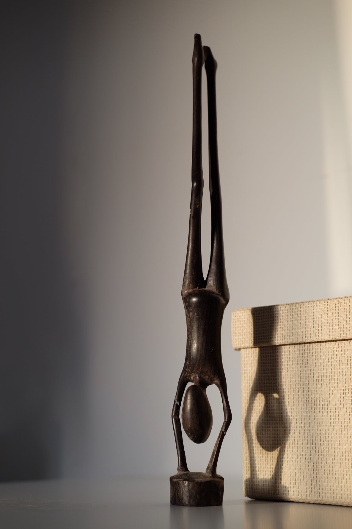 פסל אישה בתנוחת יוגה מעץ אפריקאי, פסל אישה עושה יוגה בצבע חום כהה עשוי מעץ, פריט דקורטיבי יפה ומיוחד,כלי בית וינטאג׳,פרטי נוי מיוחדים,אקססוריז לעיצוב בית,אקססוריז לבית אונליין,אקססוריז לבית יוקרתי,דברים יפים לבית,פריטי וינטאג למטבח,כלי בית וינטג׳,עיצוב בית יוקרתי,חנות עיצוב לבית,כלי בית מיוחדים ומעוצבים,אקססוריז יפים ומיוחדים לבית,עיצוב לבית מושלם עם סטייל,מוצרי הום סטיילינג וינטג׳,מבחר מוצרי וינטג׳ לבית