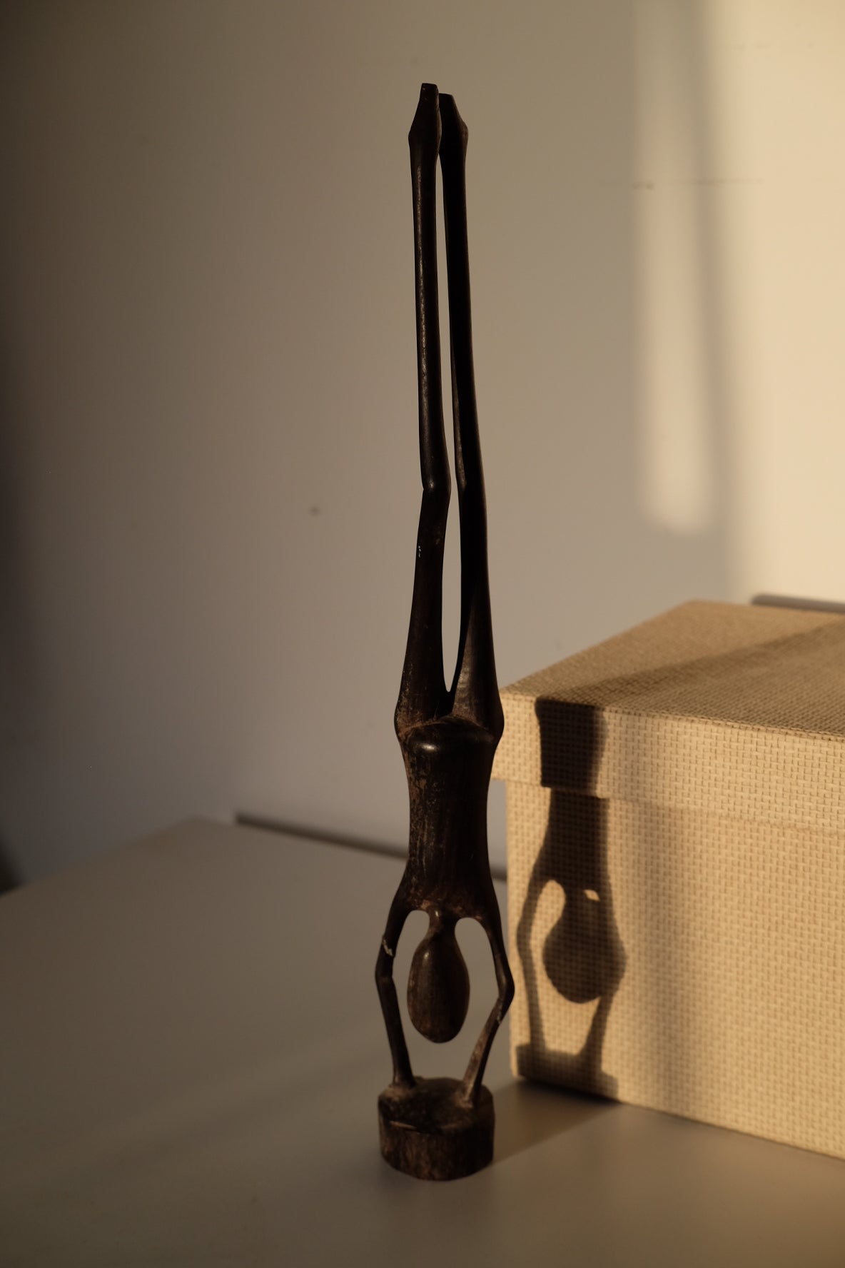 פסל אישה בתנוחת יוגה מעץ אפריקאי, פסל אישה עושה יוגה בצבע חום כהה עשוי מעץ, פריט דקורטיבי יפה ומיוחד,כלי בית וינטאג׳,פרטי נוי מיוחדים,אקססוריז לעיצוב בית,אקססוריז לבית אונליין,אקססוריז לבית יוקרתי,דברים יפים לבית,פריטי וינטאג למטבח,כלי בית וינטג׳,עיצוב בית יוקרתי,חנות עיצוב לבית,כלי בית מיוחדים ומעוצבים,אקססוריז יפים ומיוחדים לבית,עיצוב לבית מושלם עם סטייל,מוצרי הום סטיילינג וינטג׳,מבחר מוצרי וינטג׳ לבית