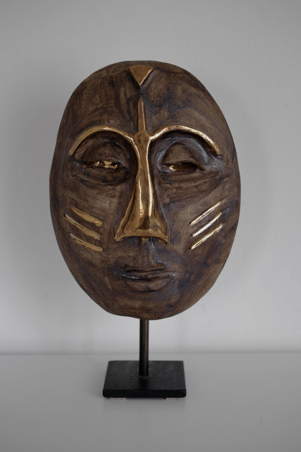 פסל פנים דו צדדי גוונים של חום עבודת יד, פסל פנים דו צדדי עבודת יד יפהפה, הפסל יושב על מוט עם משטח ברזל, פריט אספנות נדיר ומיוחד לעיצוב בית מודרני