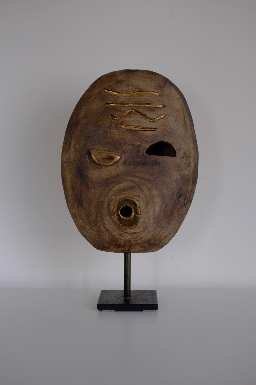 פסל פנים דו צדדי גוונים של חום עבודת יד, פסל פנים דו צדדי עבודת יד יפהפה, הפסל יושב על מוט עם משטח ברזל, פריט אספנות נדיר ומיוחד לעיצוב בית מודרני