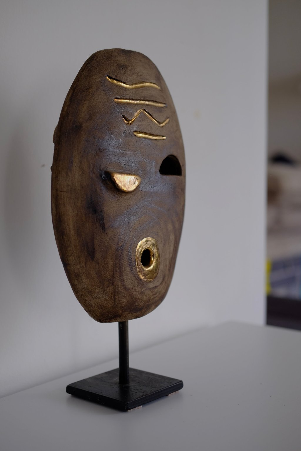 פסל פנים דו צדדי גוונים של חום עבודת יד, פסל פנים דו צדדי עבודת יד יפהפה, הפסל יושב על מוט עם משטח ברזל, פריט אספנות נדיר ומיוחד לעיצוב בית מודרני