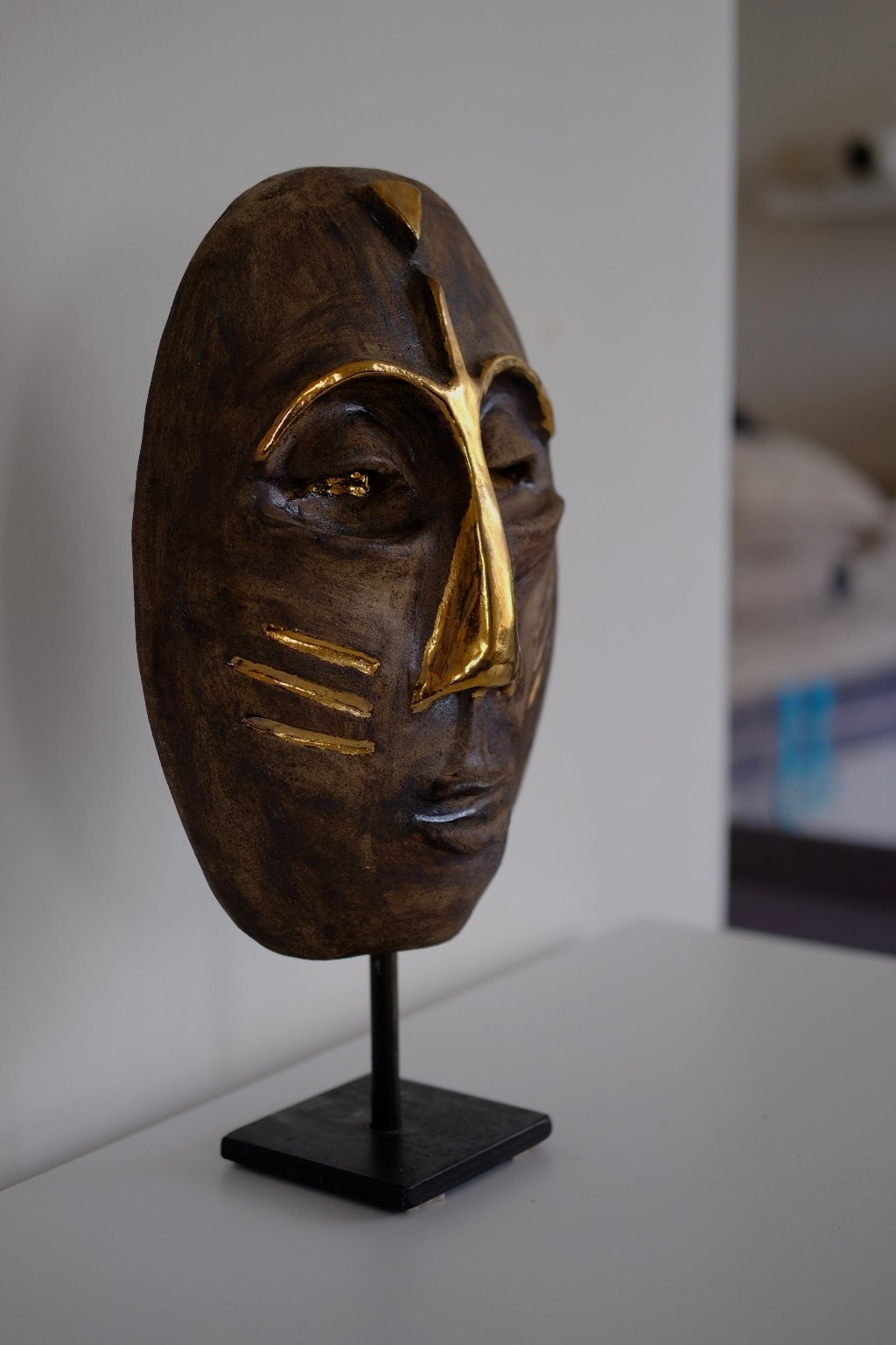 פסל פנים דו צדדי גוונים של חום עבודת יד, פסל פנים דו צדדי עבודת יד יפהפה, הפסל יושב על מוט עם משטח ברזל, פריט אספנות נדיר ומיוחד לעיצוב בית מודרני