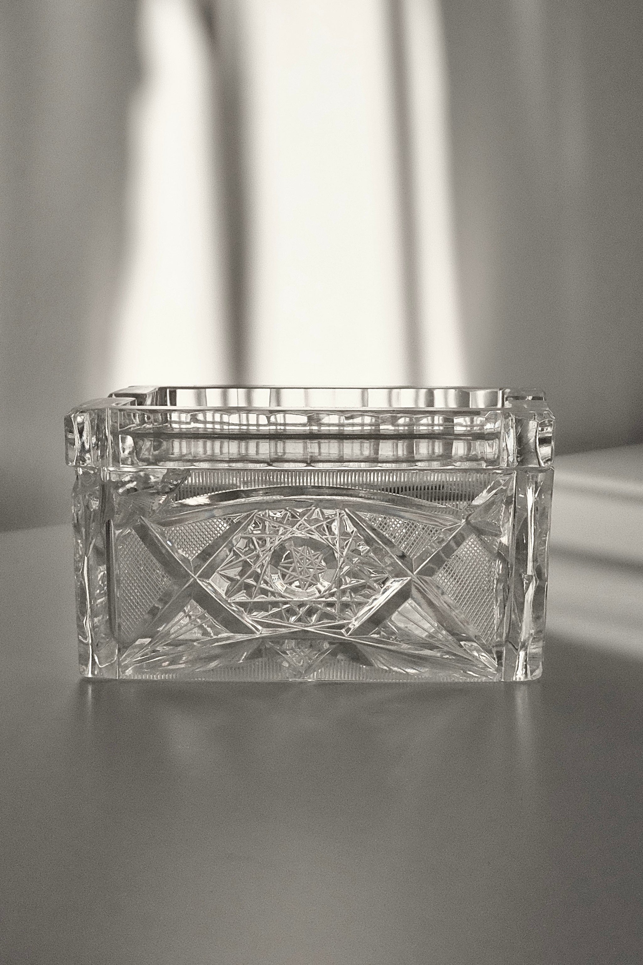 צנצנת אחסון או קופסה מלבנית וינטג׳ קריסטל צ'כי בוהמיה מעוטרת ליטוש בעבודת יד, קופסה עם מכסה מעוצבת עשויה קריסטל צ'כי יוקרתי מעוטרת ליטוש בעבודת יד, צנצנת יפה גם כפריט נוי דקורטיבי לבית או קערה לתכשיטים, קופסת קריסטל צ'כי בוהמיה עבודת יד, פריט נדיר לאוהבי קפה בסטייל ופרטי מטבח מיוחדים למי שאוהב כלי וינטג׳ יוקרטים. כלי הגשה אספנות,כלי מטבח ישנים,כלי בית וינטאג',פריטי וינטאג למטבח,כלי אוכל וינטג',כלי אוכל פורצלן,כלי פורצלן אונליין, חנות כלי בית וינטג' אונליין ,אקססוריז לבית מעוצבים בסגנון וינטג',עיצוב וינטג' ל