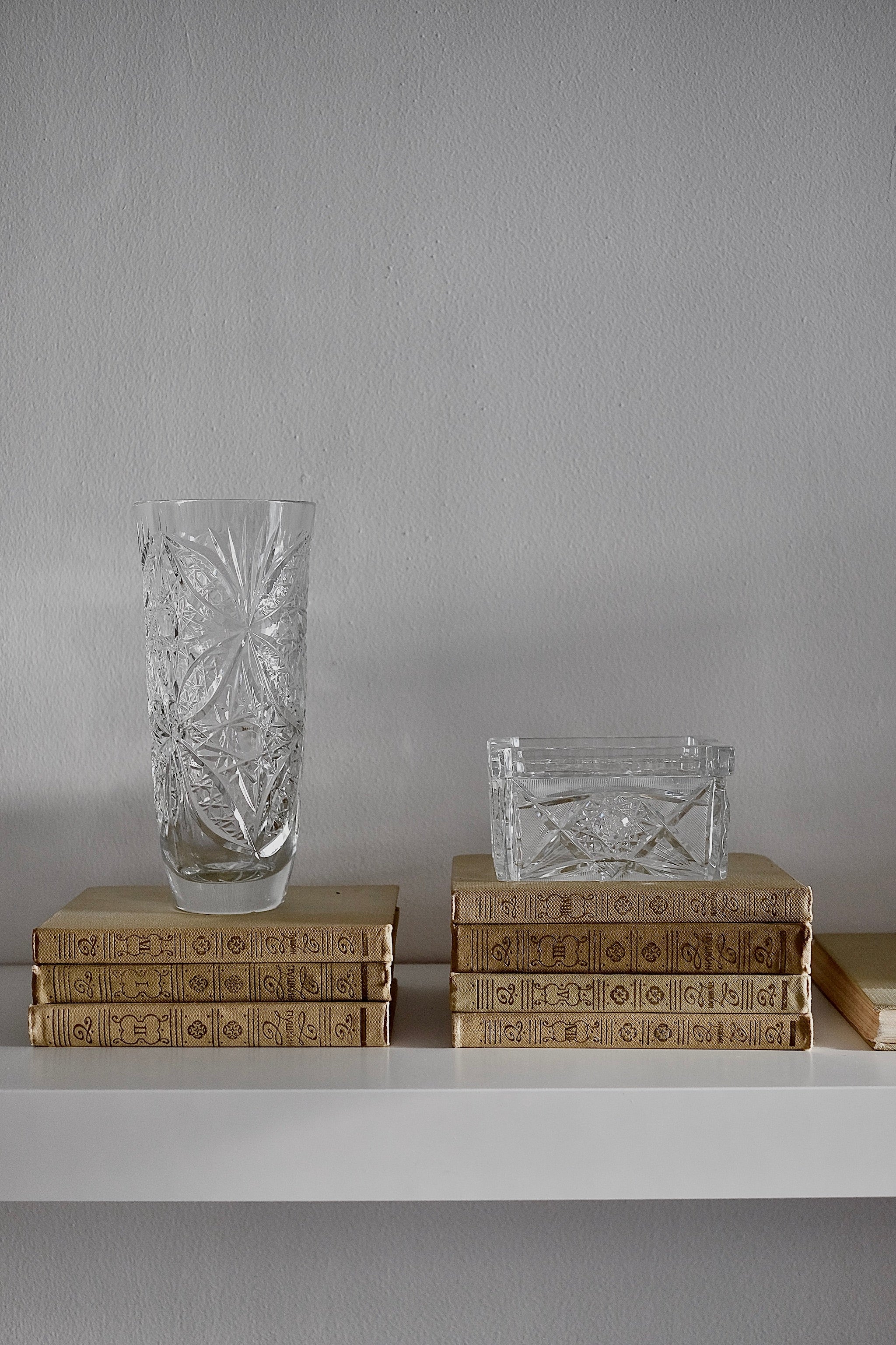 צנצנת אחסון או קופסה מלבנית וינטג׳ קריסטל צ'כי בוהמיה מעוטרת ליטוש בעבודת יד, קופסה עם מכסה מעוצבת עשויה קריסטל צ'כי יוקרתי מעוטרת ליטוש בעבודת יד, צנצנת יפה גם כפריט נוי דקורטיבי לבית או קערה לתכשיטים, קופסת קריסטל צ'כי בוהמיה עבודת יד, פריט נדיר לאוהבי קפה בסטייל ופרטי מטבח מיוחדים למי שאוהב כלי וינטג׳ יוקרטים. כלי הגשה אספנות,כלי מטבח ישנים,כלי בית וינטאג',פריטי וינטאג למטבח,כלי אוכל וינטג',כלי אוכל פורצלן,כלי פורצלן אונליין, חנות כלי בית וינטג' אונליין ,אקססוריז לבית מעוצבים בסגנון וינטג',עיצוב וינטג' ל