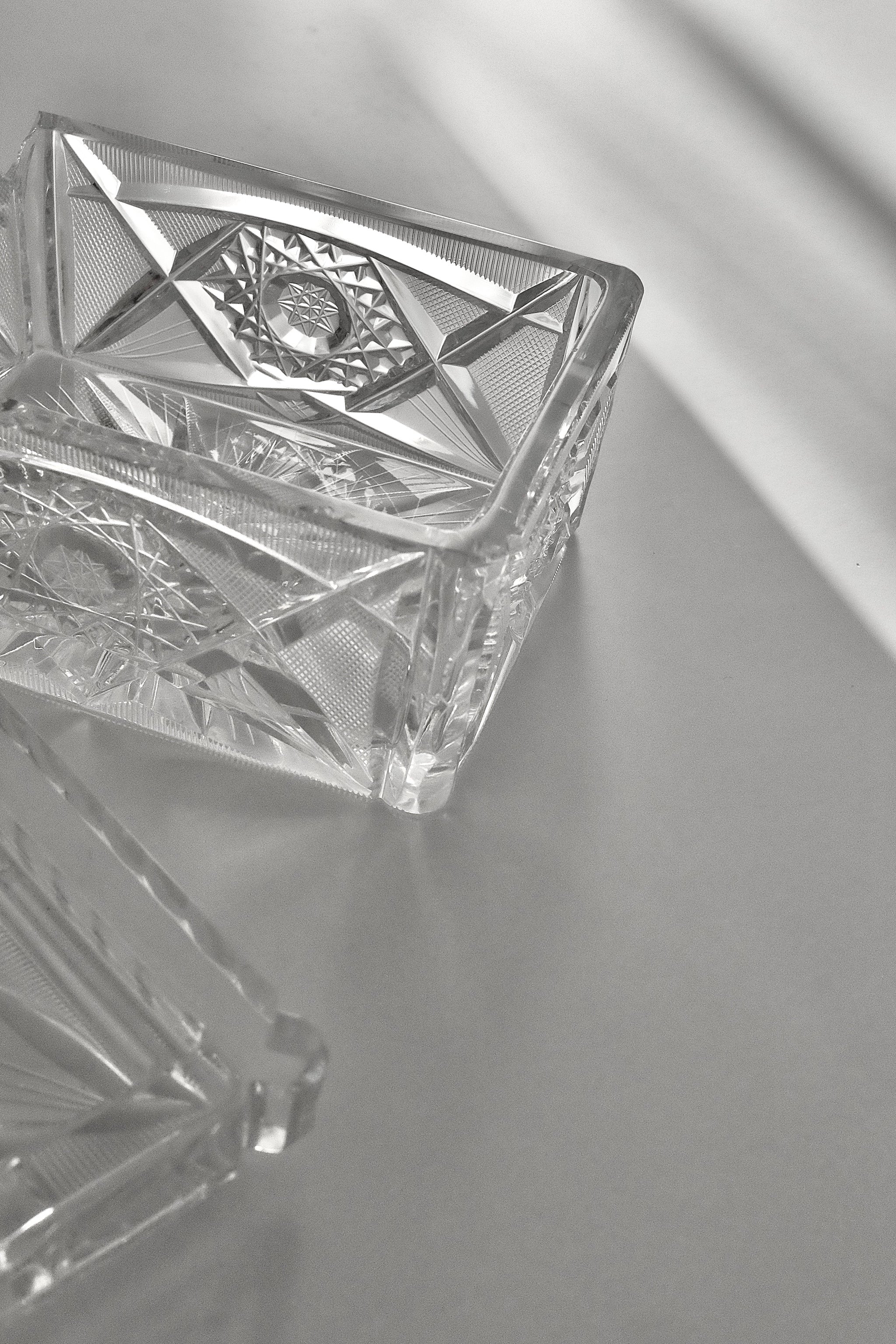 צנצנת אחסון או קופסה מלבנית וינטג׳ קריסטל צ'כי בוהמיה מעוטרת ליטוש בעבודת יד, קופסה עם מכסה מעוצבת עשויה קריסטל צ'כי יוקרתי מעוטרת ליטוש בעבודת יד, צנצנת יפה גם כפריט נוי דקורטיבי לבית או קערה לתכשיטים, קופסת קריסטל צ'כי בוהמיה עבודת יד, פריט נדיר לאוהבי קפה בסטייל ופרטי מטבח מיוחדים למי שאוהב כלי וינטג׳ יוקרטים. כלי הגשה אספנות,כלי מטבח ישנים,כלי בית וינטאג',פריטי וינטאג למטבח,כלי אוכל וינטג',כלי אוכל פורצלן,כלי פורצלן אונליין, חנות כלי בית וינטג' אונליין ,אקססוריז לבית מעוצבים בסגנון וינטג',עיצוב וינטג' ל