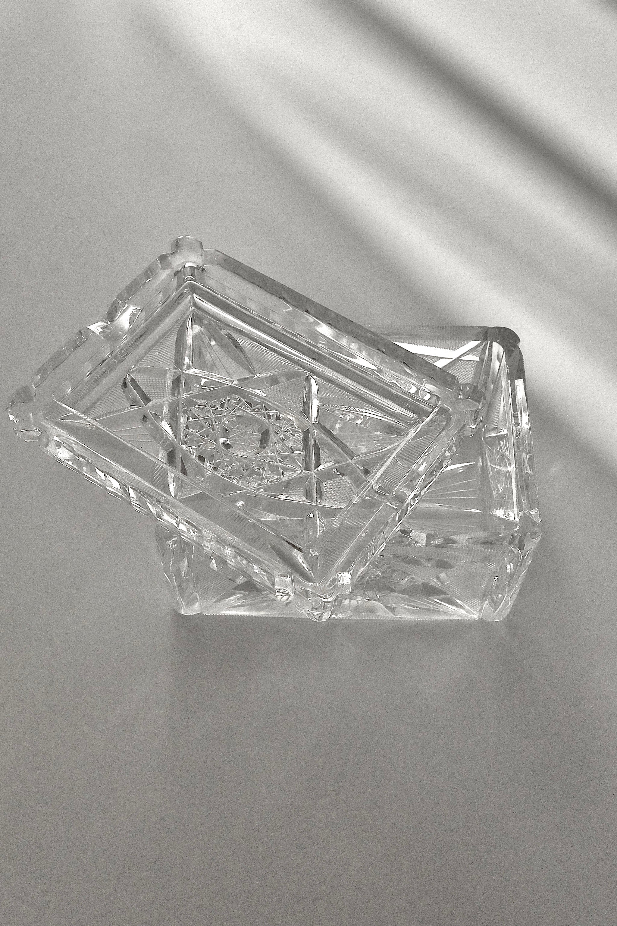 צנצנת אחסון או קופסה מלבנית וינטג׳ קריסטל צ'כי בוהמיה מעוטרת ליטוש בעבודת יד, קופסה עם מכסה מעוצבת עשויה קריסטל צ'כי יוקרתי מעוטרת ליטוש בעבודת יד, צנצנת יפה גם כפריט נוי דקורטיבי לבית או קערה לתכשיטים, קופסת קריסטל צ'כי בוהמיה עבודת יד, פריט נדיר לאוהבי קפה בסטייל ופרטי מטבח מיוחדים למי שאוהב כלי וינטג׳ יוקרטים. כלי הגשה אספנות,כלי מטבח ישנים,כלי בית וינטאג',פריטי וינטאג למטבח,כלי אוכל וינטג',כלי אוכל פורצלן,כלי פורצלן אונליין, חנות כלי בית וינטג' אונליין ,אקססוריז לבית מעוצבים בסגנון וינטג',עיצוב וינטג' ל