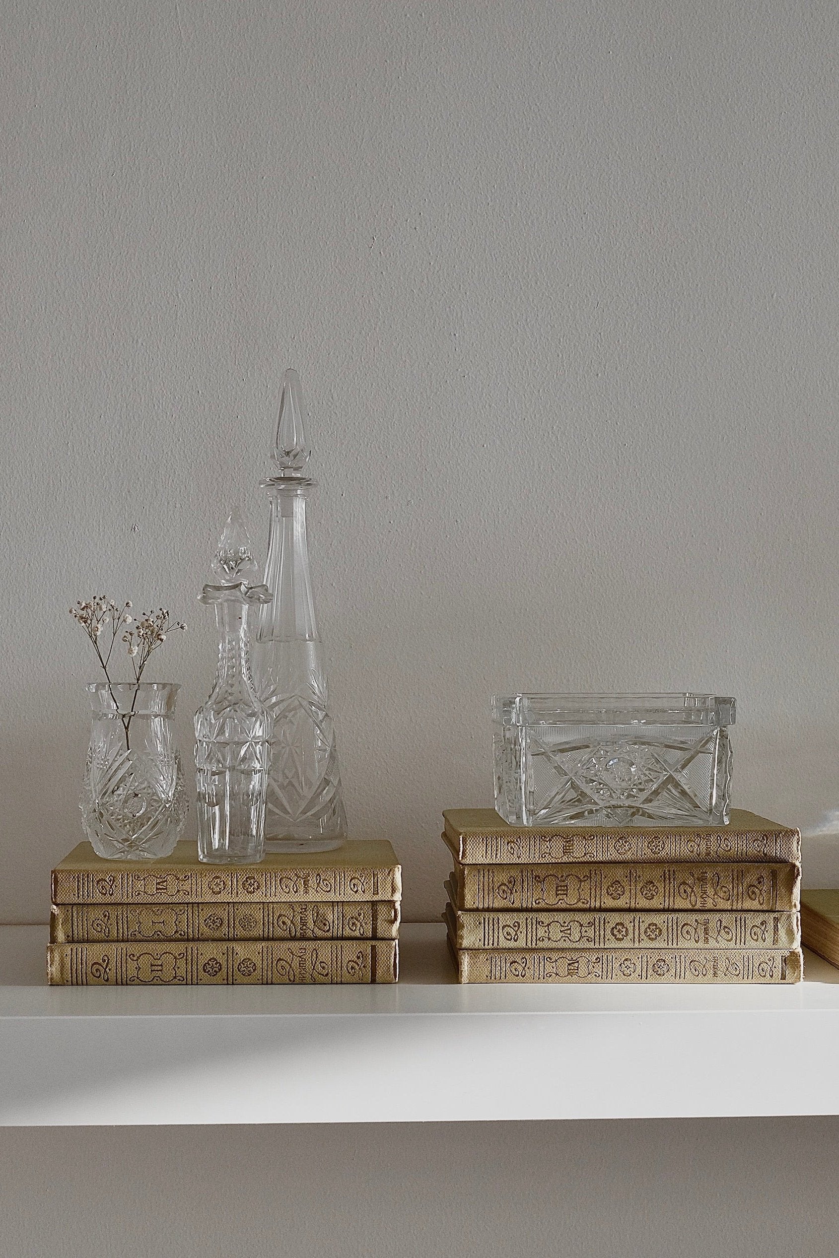 צנצנת אחסון או קופסה מלבנית וינטג׳ קריסטל צ'כי בוהמיה מעוטרת ליטוש בעבודת יד, קופסה עם מכסה מעוצבת עשויה קריסטל צ'כי יוקרתי מעוטרת ליטוש בעבודת יד, צנצנת יפה גם כפריט נוי דקורטיבי לבית או קערה לתכשיטים, קופסת קריסטל צ'כי בוהמיה עבודת יד, פריט נדיר לאוהבי קפה בסטייל ופרטי מטבח מיוחדים למי שאוהב כלי וינטג׳ יוקרטים. כלי הגשה אספנות,כלי מטבח ישנים,כלי בית וינטאג',פריטי וינטאג למטבח,כלי אוכל וינטג',כלי אוכל פורצלן,כלי פורצלן אונליין, חנות כלי בית וינטג' אונליין ,אקססוריז לבית מעוצבים בסגנון וינטג',עיצוב וינטג' ל